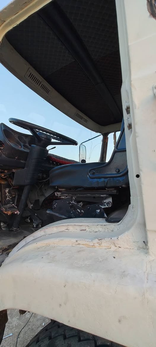 هينو 82 محرك نيسان الا صرف الا بخار رقم واسط بسمي سنويه 27 مكفول كفاله دوشمه جديده تانكي 10الف  المكان واسط الحفريه السعر 12مليون للستفسار ***********
