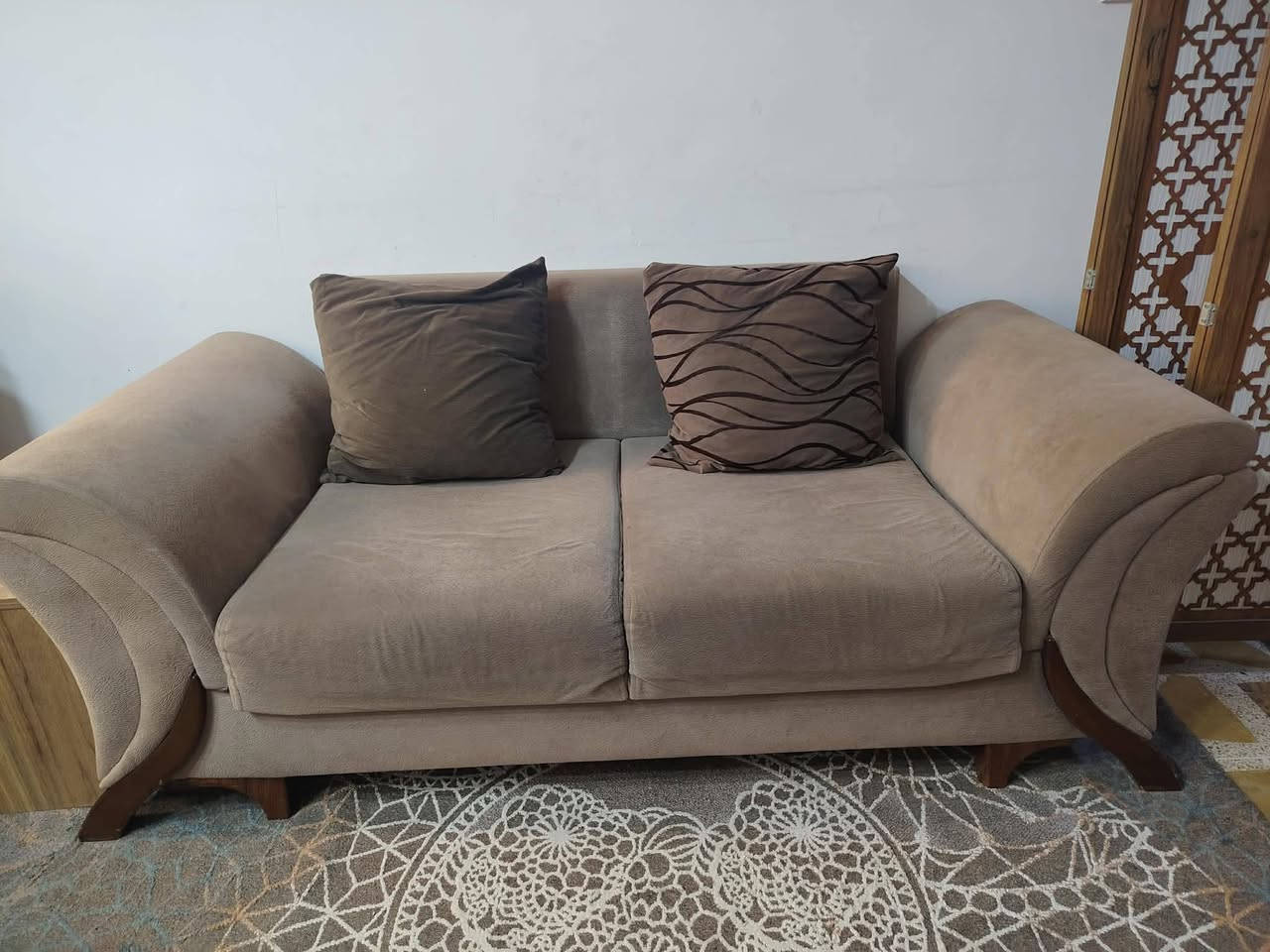 للبيع طخم تركي يفتح سرير +مخزن عشر مقاعد السعر 250 بحاجه الئ تصليحات قليله  قنبات 2كبار وحده متوسطه +2كراسي
موصل فلاح الاولى
***********
