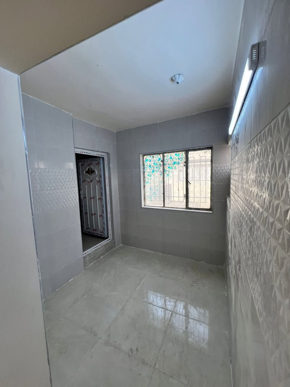 #للايجار____في____السيدية
مشتمل للإيجار 🏠

🔹 المحتويات:
غرفة
صالة
مطبخ
خدمات

🔹 المميزات:
سطح كبير
طابق أول فوق الأرضي
معزول عزل تام
قرب التجاري

💰 الإيجار: 500 ألف

📞 للاستفسار: ***********
📍 مكتب الفهد الهندسي – مقابل الحكم سنتر
