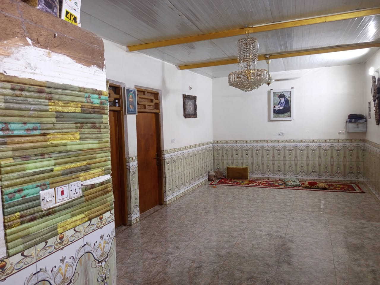 سلام عليكم دار للبيع مساحه 300 متر طابو زراعي سند 25ركن 
واجه البيت 15متر ×نزال 20
يحتوي على غرفتين 5×4
صاله 4×8
مطبخ4×4
ستقبال 6×4
حمام داخلي وصحيات خارجيه 
لبيت بي كراجشياره11×5 وبي سقيفتين 
 حدايق ثنين وحده داخليه وحده خارجيه
وتركخلفي مساحته متر بيت جاهز وبناء كله درجه اولى مناحيه لبناء وسيراميك كله درجه اولى كهرباء تيل باب لبيت مي البي يبعد نص متر يبعد عن شارع لعام  500 متر مكان دار خلف حسينيه جوادين قرب محطه الغياث لاستفسار الاتصال ***********
