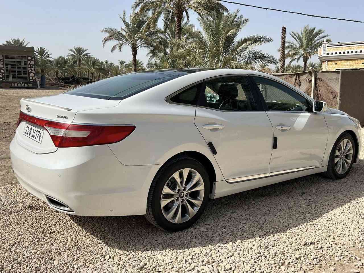 السلام وعليكم أزيرا 2012 خليجي فول مواصفات بانوراما قطعتين تبريد كشنات جلد جوزي  تدفئة تبريد كشنات كهرباء تحكم ستيرن  بصمة تشغيل تخم تاير جديد السيارة فول فول Vip كير محرك مكفولات محرك V6 (3300) السياة جاهزة للأخير رقم بغداد مرقم دولي الجديد السيارة بأسمي  بيها قطعة باب السايق فقط مبدل السعر 127وبية مجال ***********
