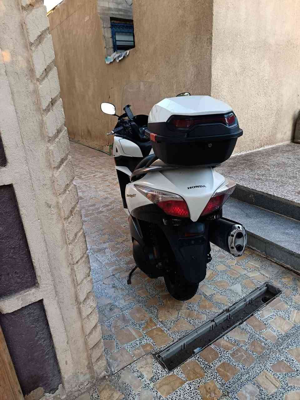 سلفر ونج GT  فول موصفات مكينه 600 اوفر سبورت جامه طويله اي بي اس علايم ذهبيه الدراجه مال جناي مكينه ناعمه صوتها مسمعه شلعه معدل فول كهربائيات كلها شغاله الدراجه مال جناي راعيها محتاج ويها جنطه اصليه الشراي يتصل *********** السعر 14ونص قفل العنوان بغداد
