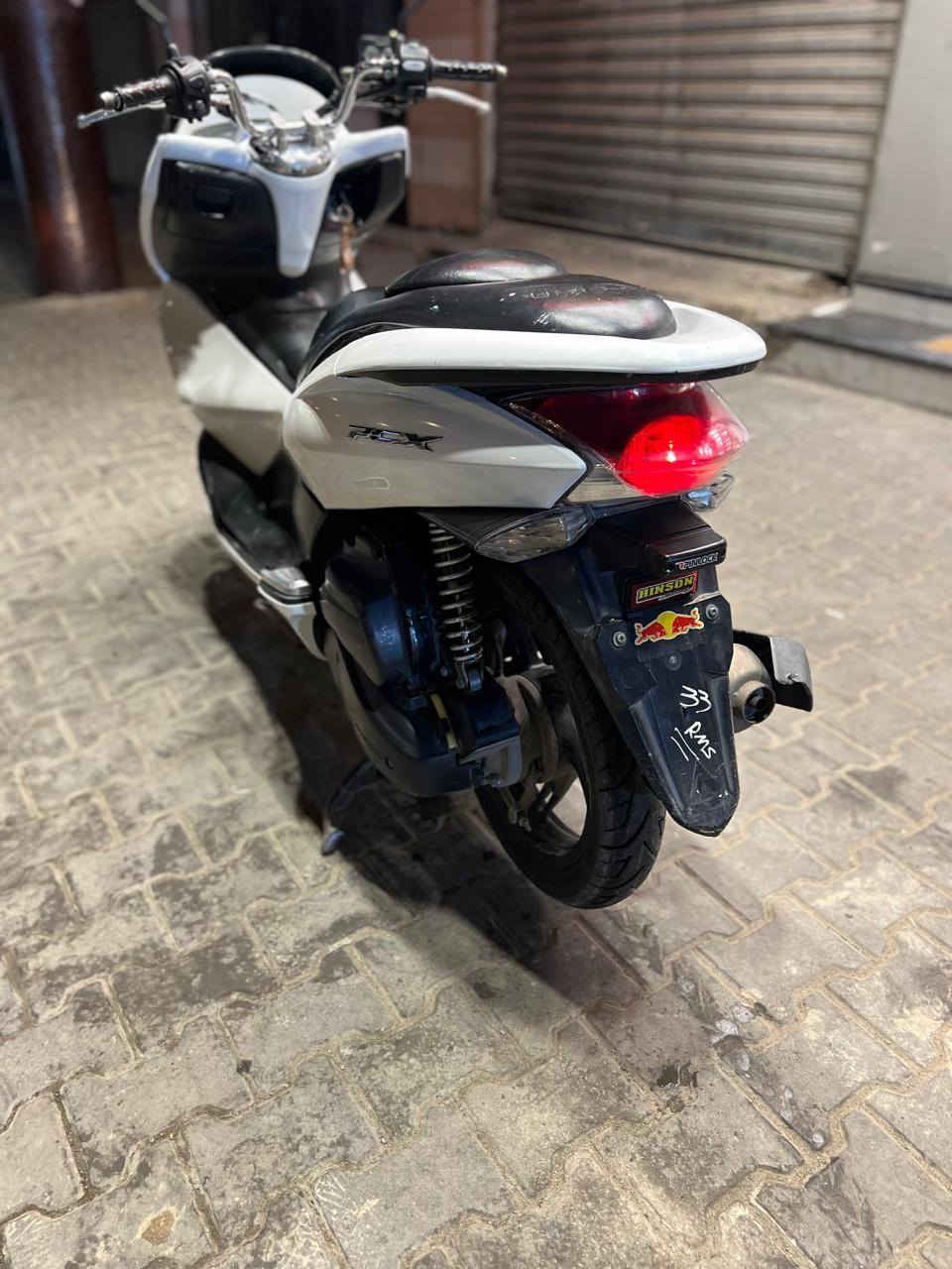 دراجه pcx ياباني جيل لول جديده مال رمبه نوزل خطين مكينه ناعمه ستان كهربائي  كفرات اصليه شلعه معدل دراجه جديده اي نقص مابيها مكفوله السعر مليون 350 الف  العنوان بغداد الكرخ رقم ***********
