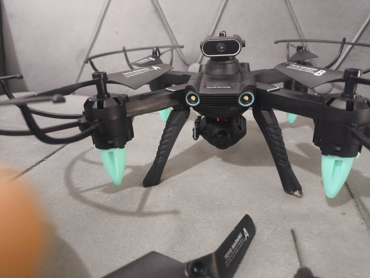 درون للبيع طيران عالي ومدئ بعيد يخبل بس التطبيق مال الكامره ماعرفه 
عنوان سوق الشيوخ 
*********** بي واتساب السعر توني اشتريته من بغداد ب65 مستخدمه 30دقيقه فقط
