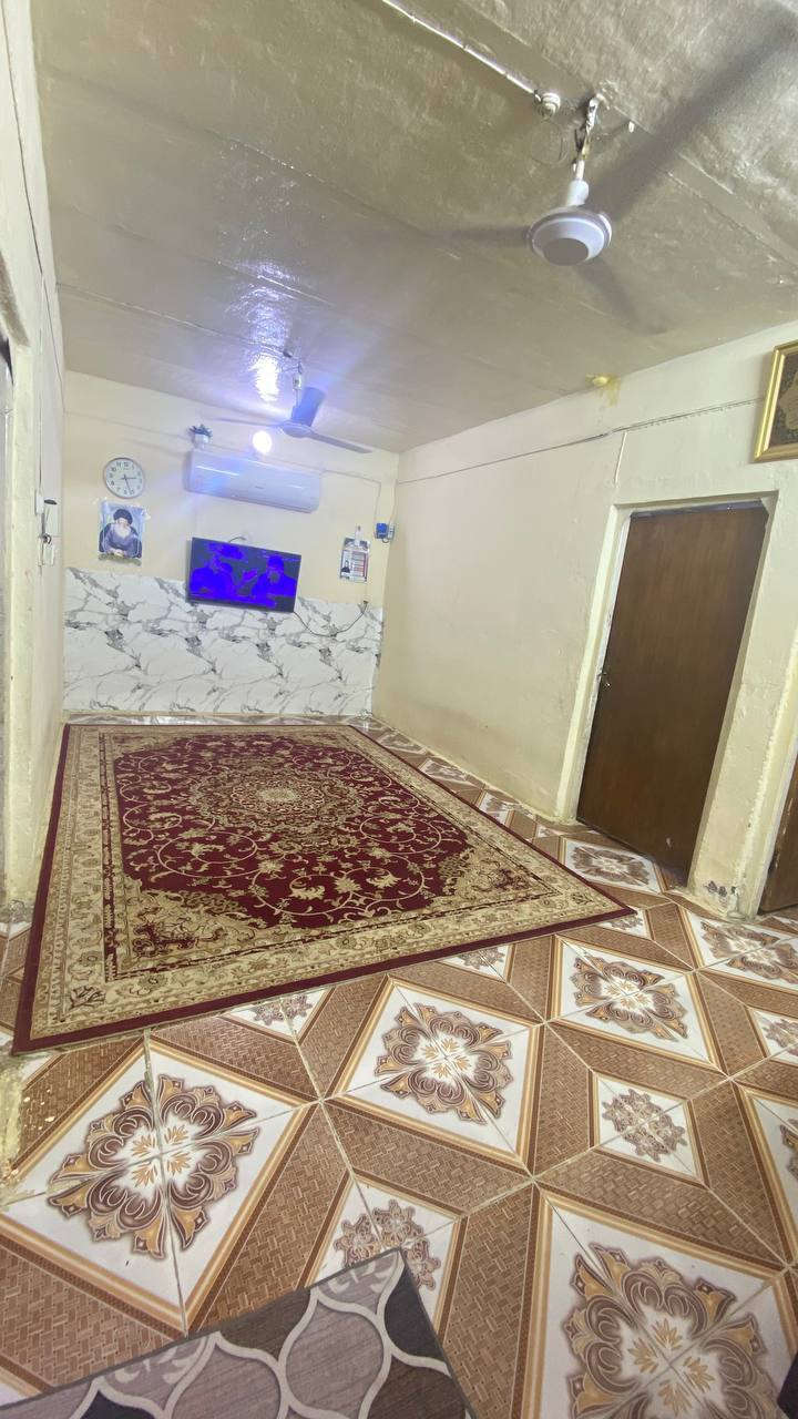 السلام عليكم
دار للبيع مكان حي الخليج  مساحه 200م طابو صرف يحتوي على طارمه كبيره وديوانيه وصاله ومطبخ وغرف نوم العدد2 بناء بلوك للاستفسار الاتصال على الرقم ***********
