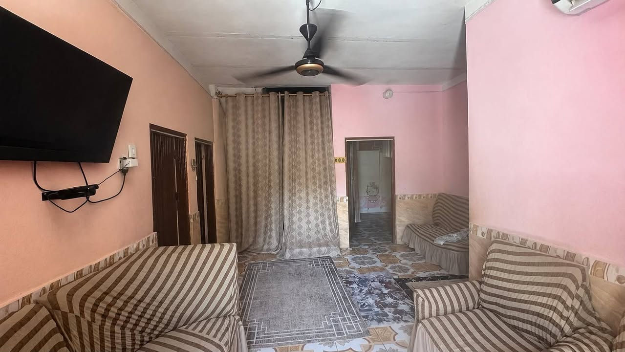 السلام عليكم
للبيع بيتين واحد بصف الثاني يحتوي على مدخل واحد 
الموقع بني منصور النعيم خلف مدارس الاباء مقابيل بانزين خانه 
بناء 2010 البيت بحاله جيده ملبوخ من الخارج
البيت الثاني يباع كاقطعه
المساحه الكليه نزال26  واجهه 13
يبعد عن شارع العام 30 متر 
يتكون البيت من غرفتين+ ستقبال+هول+صحيات
مدخل البيت ع شارع فراعي عريض 
السعر 50
للاستفسار -اتصال-او واتساب- ***********
