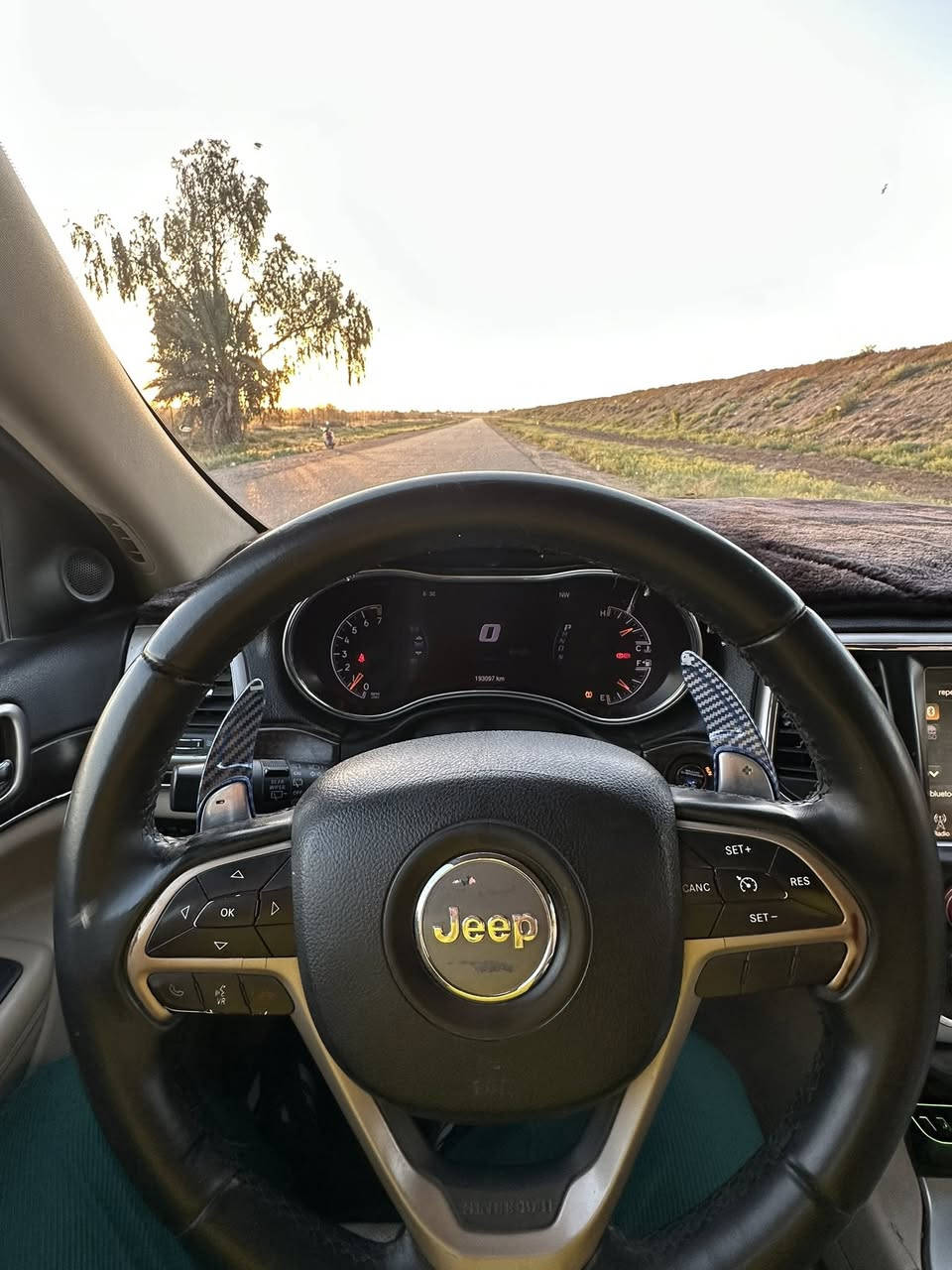 جيب 2014 جراند شيروكي لمتد خليجي  
Jeep Grand Cherokee Limited

• محرك 3600  
• فول مواصفات عدا الرادار الأمامي  
• 4x4 فور ويل  
• ماوس  
• سقف بانوراما طگتين  
• شاشة كبيرة + ثيم + برنامج كشف أعطال  
• حساسات أمامية وخلفية  
• كراسي جلد كهرباء للسائق والراكب  
• تبريد وتدفئة للكراسي الأمامية ❄️🔥  
• تدفئة للكراسي الخلفية  
• مراية وسطية + مراية السائق تعتيم  
• صندوق كهربائي  
• تشغيل عن بعد مع صوت الهورن عند القفل  
• كير طيارة + شفتات ستيرن  
• مرايا قلاب عند الرجوع للخلف  
• ويلات عشرين سومت وكالة أصلية  
• سستم صوتي 12 سماعة + دمام خلفي بالصندوق  
• قطعتين تبريد ❄️  
• سيدي 💿بالتكية  
• مرايا شفط  
• داخل صاج ملكي  
• نظام خرائط  
• نظام سبورت بالگير  
• زراگات لايت  
• گاعيات أصلية من الجادر الأصلي بضمان 5 سنوات  
• الاسبير لوگ  
• المرايا حساسة للضباب
هواي بعد بيها مواصفات 
  

📍 مكان السيارة: صلاح الدين  
📌 السيارة باسمي وتحويل ثاني يوم  
📌   
📌 الممشى: 194 ألف كم  

ملاحظات:  
• بيها ربع جاملغ أيسر بدون دواخل  
• معدل ومصبوغ  
• بيها 3 أماكن باردة صغيرة جداً  

📞 0773 749 2449‬ 
السعر:- 235
