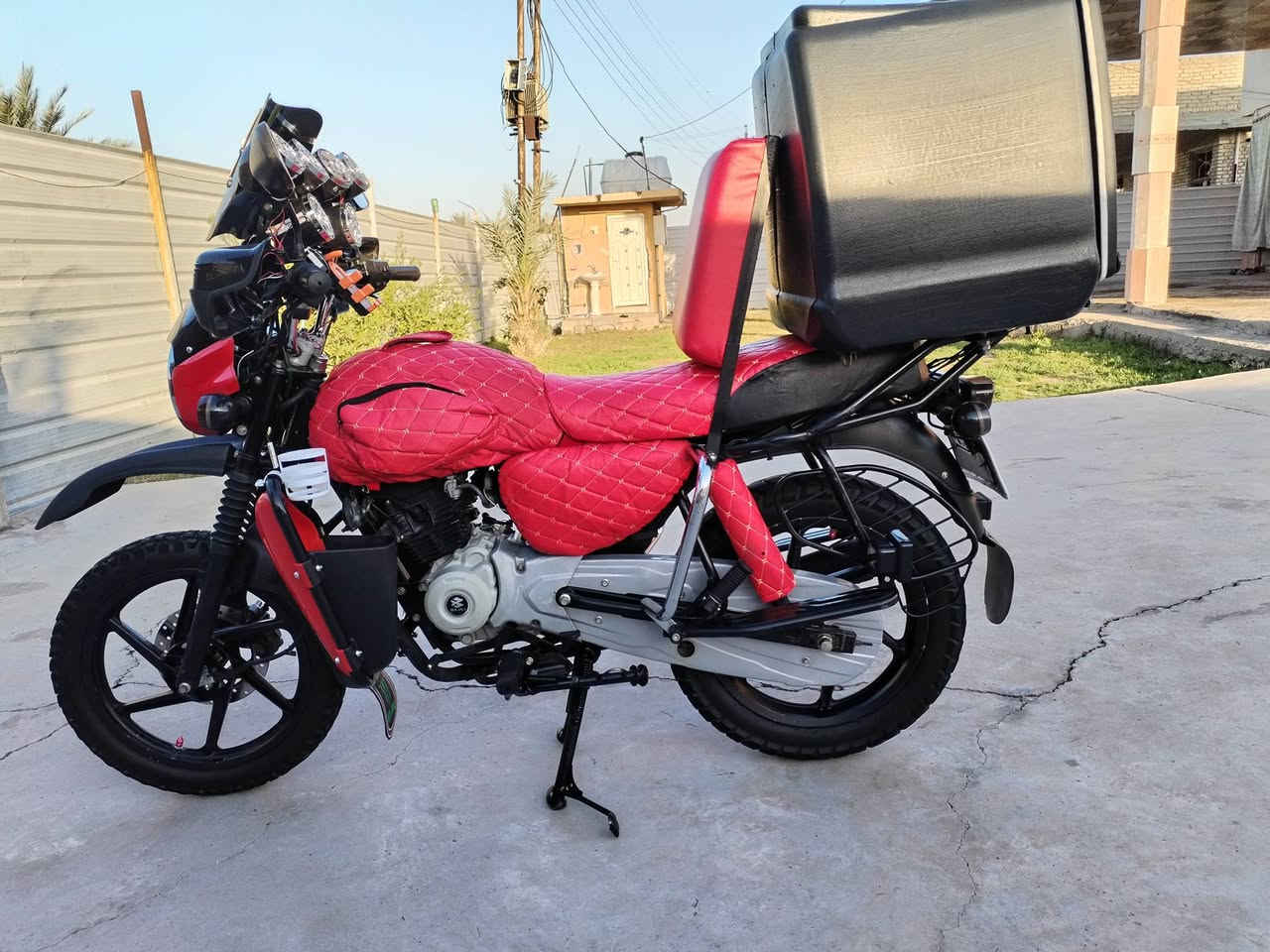 السلام عليكم شباب دراج بوكسر موديل 2023 مرقمه رقم بغداد دراجه ماشيه 17الف والدراجه كلش نضيفه وما متعوبه وحيل مداريهة السعر خاص الشراي يتصل ويدلل ***********
