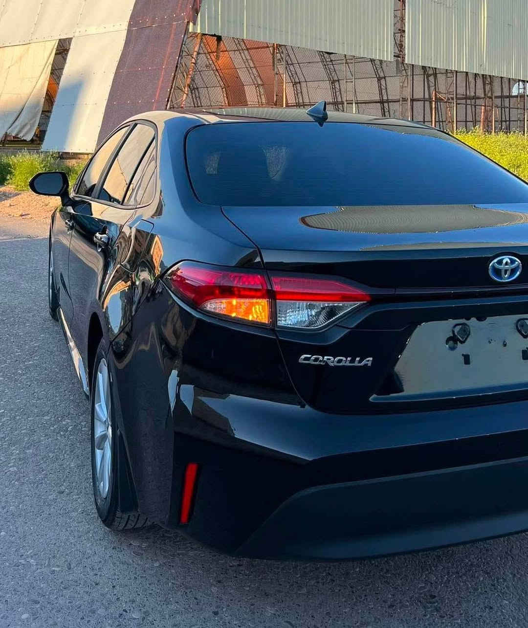 مواسفاتە سەرەکییەکان

* ✅ مۆتۆری 1.8 لیتر Hybrid
* ✅ هێزی گشتی: 138 هۆرس پاوەر
* ✅ گێڕی eCVT
* ✅ ڕاکێشانی پێشەوە (FWD)
* ✅ EV Mode
* ✅ Drive Modes (Eco / Normal / Sport)

ئاسایشی

* ✅ Toyota Safety Sense 3.0
* ✅ کڕووز کۆنترۆڵی زیرەک (Dynamic Radar Cruise Control)
* ✅ پاراستنی هێڵ (Lane Tracing Assist)
* ✅ هۆشداری پێش پێکدادان و بریکی خۆکار (Pre-Collision System)
* ✅ هۆشداری بەرزبوونەوەی خەوتن (Road Sign Assist)
* ✅ نوری بەرزی ئۆتۆماتیکی (Automatic High Beams)

ناوەوە

* ✅ شاشەی 8 ئینچ
* ✅ Apple CarPlay
* ✅ Android Auto
* ✅ Bluetooth
* ✅ USB-C

دەرەوە

* ✅ چرای LED
* ✅ ویلەی 16 ئینچی ئەلیکردراو (Steel wheels with covers)
* ✅ کامێرای دواو
 سبوغ (بونين -نيو جاملغ ) بي داخيلي بي ارباك 
*********** أربيل, العراق
