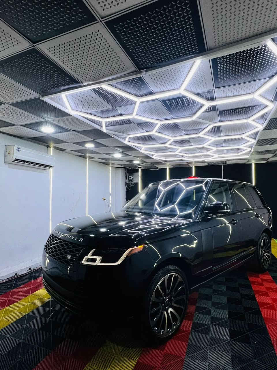 السلام عليكم ورحمة الله وبركاته 
 اللبيع Range Roverوارد امريكا
صبغ دعامية امامي فقط وتكحيل كارت بجاملغ الايسر 
ماشية 67 الف مايل ماشيه بلعراق فقط 3 الف@إشارة
موديل :2020محرك 8 سلندر سوبرp525
اللون : اسود 
المواصفات:  
سقف بنوراما وجلد 
نظام تعليق هوائي 3 وضعيات (جكات تصعد وتنزل اوتو +يدوي )
قيادة ذاتية 
اوتو ستارت 
اوتو بارك 
اوتو ستوب عند الاقتراب من سيارة اخرى
اوتو هولد
مانع انزلاق 
سايد بريك اوتو 
نقط عمياء 
5 كاميرات محيطية 
رادارات امامية وخلفية وجانبي 
تغير زاويا الرؤية بالمري عند الرجوع الى الخلف
انارة ليلية وكشافات ضباب ولايت اوتو
خمس بصمات ع الابواب 
صندوق كهربائي شفط
ابواب شفط  
تحكم بالتكيف تبريد وتدفئة من الشاشة 
كرسي السائق تدفئة وتبريد 
كرسي الراكب تدفئة وتبريد 
كرسي السائق 3 وضعيات خزن ميموري 
كرسي الراكب 3 وضعيات خزن ميموري 
تدفئة بالستيرن 
المقصورة الخلفية تبريد
تحكم منفصل بالمكيف 
تحكم كهربائي بالكشن 
انارة محيطية 
انارة ترحيب
السعر470
***********
