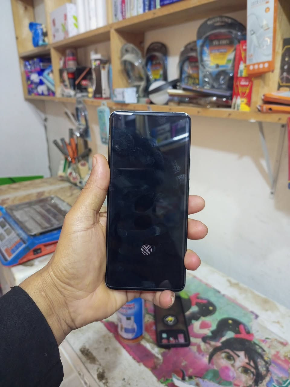 للبيع السعر 750الف ذاكرته 512الزون 120فول الجهاز مراوس هم عادي حسب القناعه الي يحب يراسلني واتساب ***********
