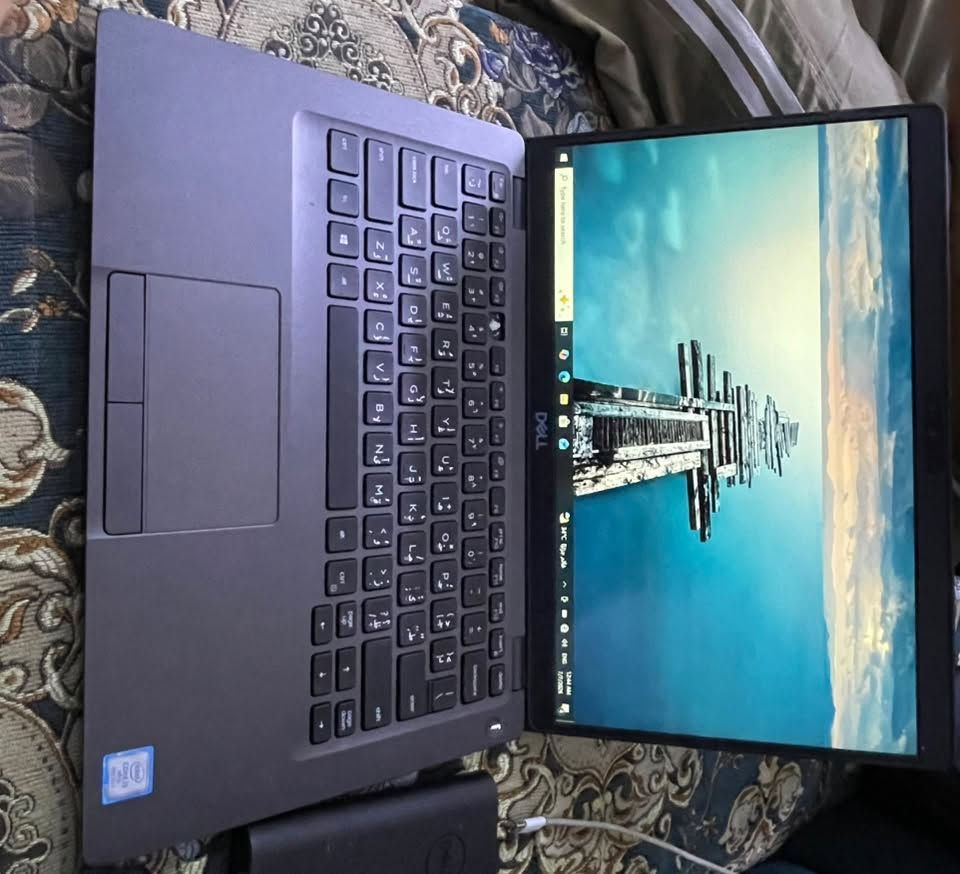 السلام عليكم لابتوب للبيع الموصفات :
* الموديل: Dell Latitude 5400

* المعالج: Intel Core i5 الجيل الثامن

* كرت الشاشة: Intel UHD Graphics 620

* شاشة: 14 بوصة

* لوحة مفاتيح: عربي / إنجليزي

*الرام 8جيجابايت

* التخزينSSD بسعه 256 جيجابايت 

* الجهاز مناسب للدراسة، العمل

**الجهاز كامل مابي اي ضرر مع جنطه وشاحنه وقطعه توصيل مال شاحنه الاصليه 

~~السعر 280 وبيه مجال للتواصل على الواتساب الرقم 

***********
