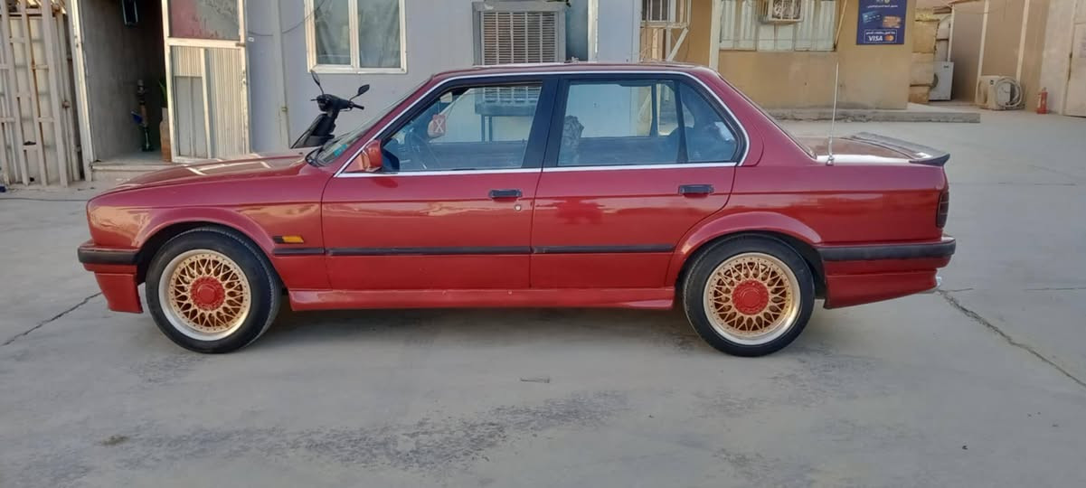 السلام عليكم ربي يحفظكم بي أم زعره موديل 90 سياره جديده مكفوله من الضربه وتبديل صبغ جماليه فقط رقم بغداد انكليزي بسمي كير محرك مكفول تبريد ثلج  تخم تاير سعر 40 وبي مجال بسيط العنوان بغداد شارع فلسطين هاتف واتساب ***********
