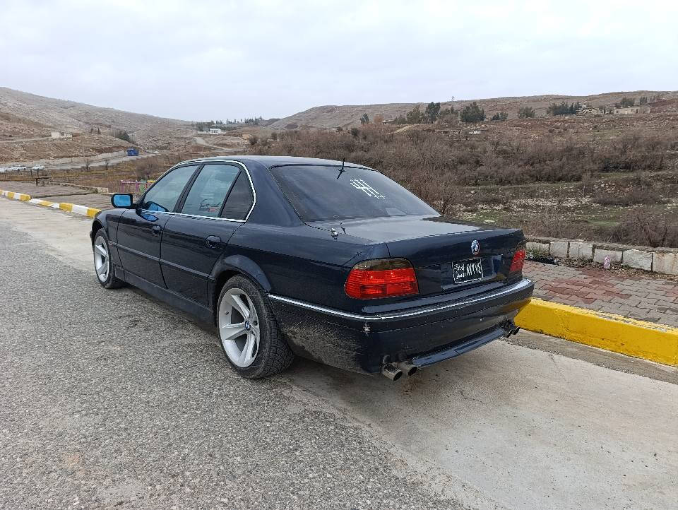 بەناوی خودای گەورەو میهرەبان BMW E38 728 مۆدیل 1996 ئاڕم پلاستیک سلێمانی ‏‪0751 125 9516‬‏  فول مواسەفاتە تۆماتیک سڵایت چوار جام کارەبا کوشن جڵدو کارەبایە بۆیاغ عامە بۆ جوانی دەحمو لێدراوی نــیــە گێڕو مەکینە بەشەرت ئاڕمو ئەوەلیاتو تەقەو ڕەقە هەمووی بەشەرت چوارتایەی لۆک  سعری 57وەرەقەو مەحمەلە (( تــکــایـــە سەیارەکە هیمن نیە)) ژمارەی خاوەنی‏‪0751 125 9516‬‏  شوێن کۆیە كويسينجاك, أربيل
