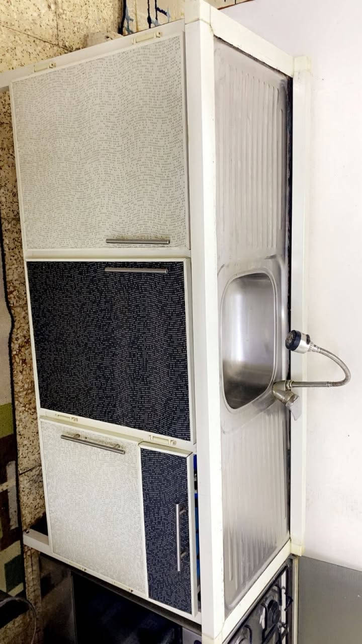 كاونتر 3 قطع وطباخ مصري اصلي كله شغال  للبيع *********** العنوان الامين
