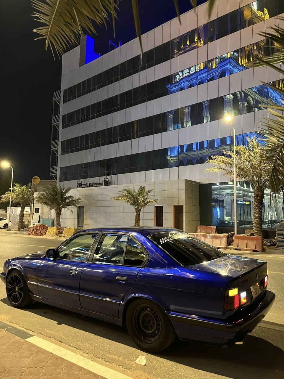 بي ام 520 
مكينه 3000 vvt-i 
سنوية بأاسمي تنتهي 2027 
ابيع كير كايم 
غرامات صفر 
رقم بغداد اربع ارقام 
بيهه خسفه بالباب 
لون ازرق غير محدد 

مكان السيارة بصرة 
 
رقمي ***********
 
سعر : 45 والكير ينزل من سعر السياره وبيها مجال بسيط
