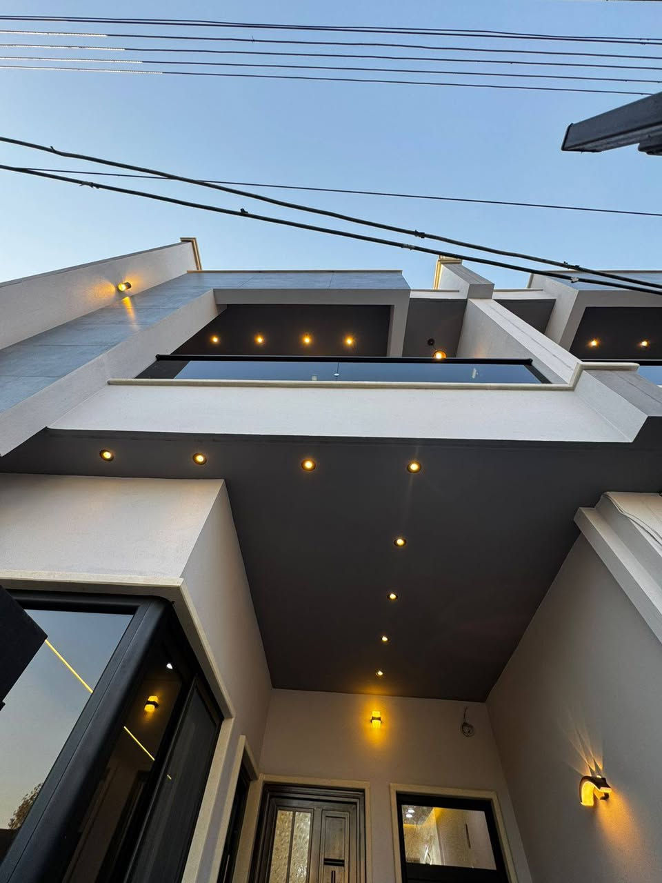 #عروض مكتب قصر الفخامة حصرآ
دار  للبيع للبيع 
الموقع / حي النور شارع الحدائق 
مساحة / 100م واجهة 5م 
الاتجاه / شروق تام 
شارع عرض 12متر 
طابقين بناء حديث زيرو تسليم فوري 
ط١  غرفة نوم وهول واستقبال ومطبخ وصحيات وكراج 
ط٢ غرفتين نوم وصحيات 
للاستفسار عن السعر الاتصال او مراجعة المكتب 
***********
***********
مكتب قصر الفخامة للعقارات والمقاولات 
عنوان المكتب حي النور سايدين دانية ماركت بعد ملعب كلاسيكو
