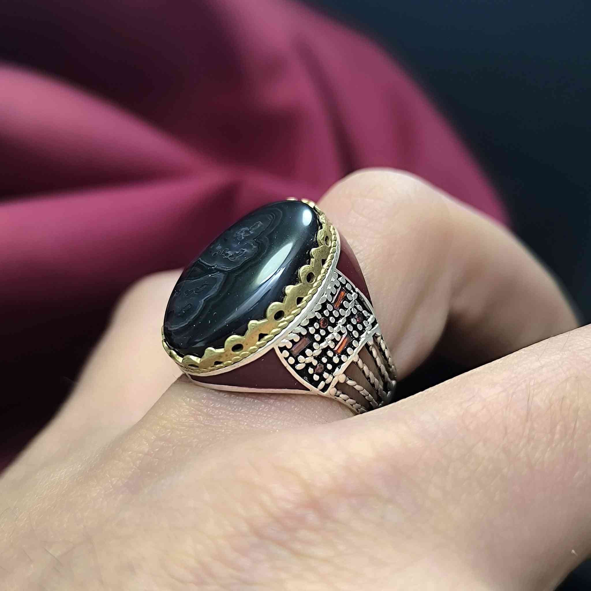 دهشة للفضيات ✨
وجهتك لاختيار أفخم أنواع الخواتم الفضية
والعقيق اليمني الأصيل بمختلف أنواعه وألوانه
💍 تصاميم ملكية
💎 أحجار طبيعية فاخرة
🌍 توصيل مجاني إلى جميع أنحاء العالم
دهشة… عنوانك لتتميّز بالأناقة والفخامة
للطلب والاستفسار والحجز:
📲 تواصل معنا عبر واتساب
00967777716585
