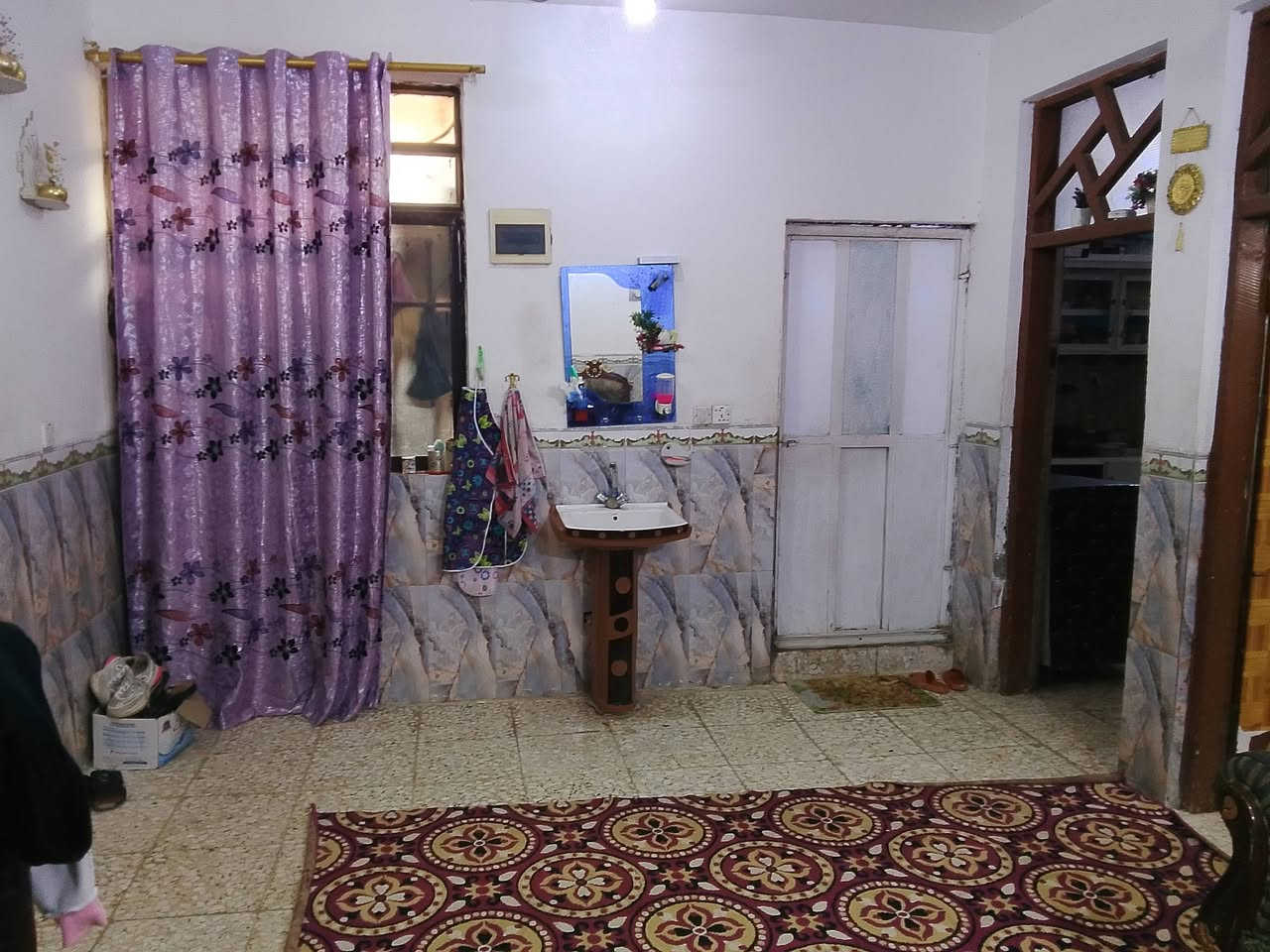 بيت للبيع او مراوس الزعفرانيه شارع الزوراء يم اسواق الباشه او اسواق الورده بيت ركن على شارعين مساحه البيت 160م طابق ونص غرف النوم عدد ٤ حمام عدد ٢ استقبال ومطبخ ومنور وترك خلف البيت كراج كبير صاله عدد عدد ٢ البيت زراعي قرار 117 ماشيه معامله تطويب رقم موبايل *********** وتساب موجود السعر 120 مليون وبي مجال للشراي
