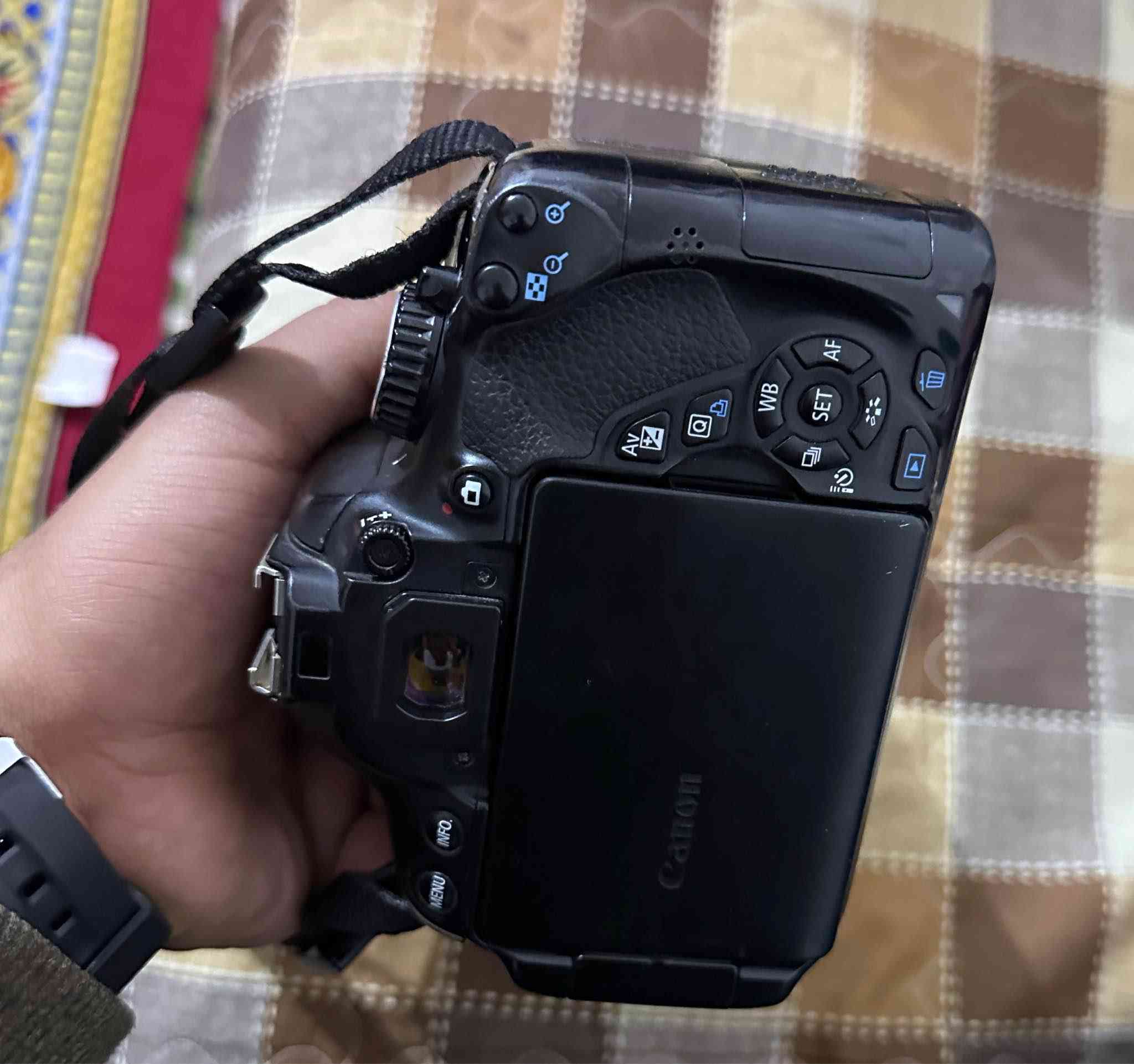 كاميرا كانون 650D شاشة لمس قلاب 
نظافة 95%
ملحقاتها 
عدسة ١٨.٥٥
شاحنة 
بطارية
احزام كتف
حقيبة 
⭕️سبرنك الفلاش مكسور فقط السبرنك الفلاش يشتغل كل مشكلة مابي
⭕️السعر ٣٠٠ الف وبيها مجال ومتوفر توصيل سوق الشيوخ, ذي قار


**إذا كنت صاحب هذا الإعلان وتريد حذفه لأي سبب، رجاءا أرسل رسالة إلى الدعم الفني**