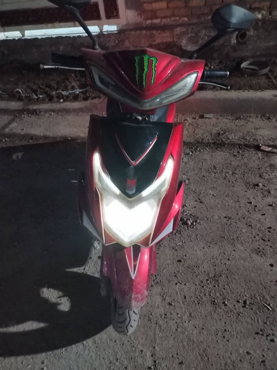 السلام عليكن دراجه سكنس شحن موديل 2021 فول كهرباءيات كلها شخاله دراجه نكره مال جني بطاريات نص عمر واكو كسر بالكفر مثل ما اموضح بالصوره ملحقات اسويج وشاحنه السعر 300 بيها مجال الرقم *********** واذه اكو امراوس اراوس
