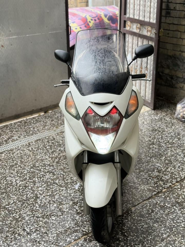 السلام عليكم
المميز سلفرونج 400  دراجة مكفولة كلهة شغالة 
وكلهة ابلادي مكينة كلجات فول كهربائيات
كلهة شغالة وكلهة ابلادي  منضومة زنون 
تخم تاير جديد وشرط نضافتهة احلى من الصور 
بدون قطرة صبغ أوراق موجودة 
مكاني بغداد العبيدي ***********
