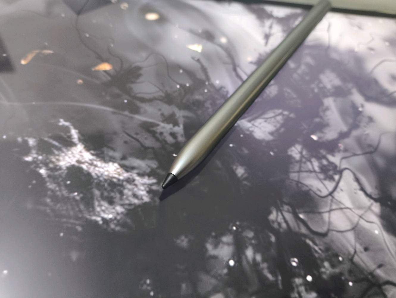 للبيع قلم

HONOR Choice Pencil

الأصلي

اللون رمادي

القلم جديد مستعمل اسبوع واحد فقط

متوافق مع أجهزة:

Honor Pad 9

Honor Pad 10

Honor Pad X9a

المميزات:

حساسية ضغط عالية 4096 Level لكتابة ورسم دقيق

استجابة سريعة بدون تأخير أثناء الكتابة

تقنية Palm Rejection لمنع لمس اليد أثناء الكتابة

إمكانية التبديل بين القلم والممحاة بالضغط المزدوج

. تصميم معدني خفيف ومريح في الاستخدام

شحن سريع USB-C

مناسب للمذاكرة وتدوين الملاحظات والرسم

الحالة:

 - أصلي 100% سعر 40 الف
وين موقعك بالضبط حتى المشتري يعرف إذا يريد استلام يد بيد لو توصيل؟: 
كركوك حي جي النصر
القلم شنو مدة استخدامه بالتحديد، وهل بيه أي خدش أو ملاحظة تحب تذكرها؟: 
اسبوع فقط بدون اي خدش اخو الجديد
التجربة على أي جهاز كانت؟ وهل شغال 100% ويا القلم والضغط والدبل كبس؟: 
شغال مية مية 
السعر ثابت لو قابل للتفاوض، والتوصيل داخل بغداد/المحافظات شلون ترتبه؟: 
ثابت