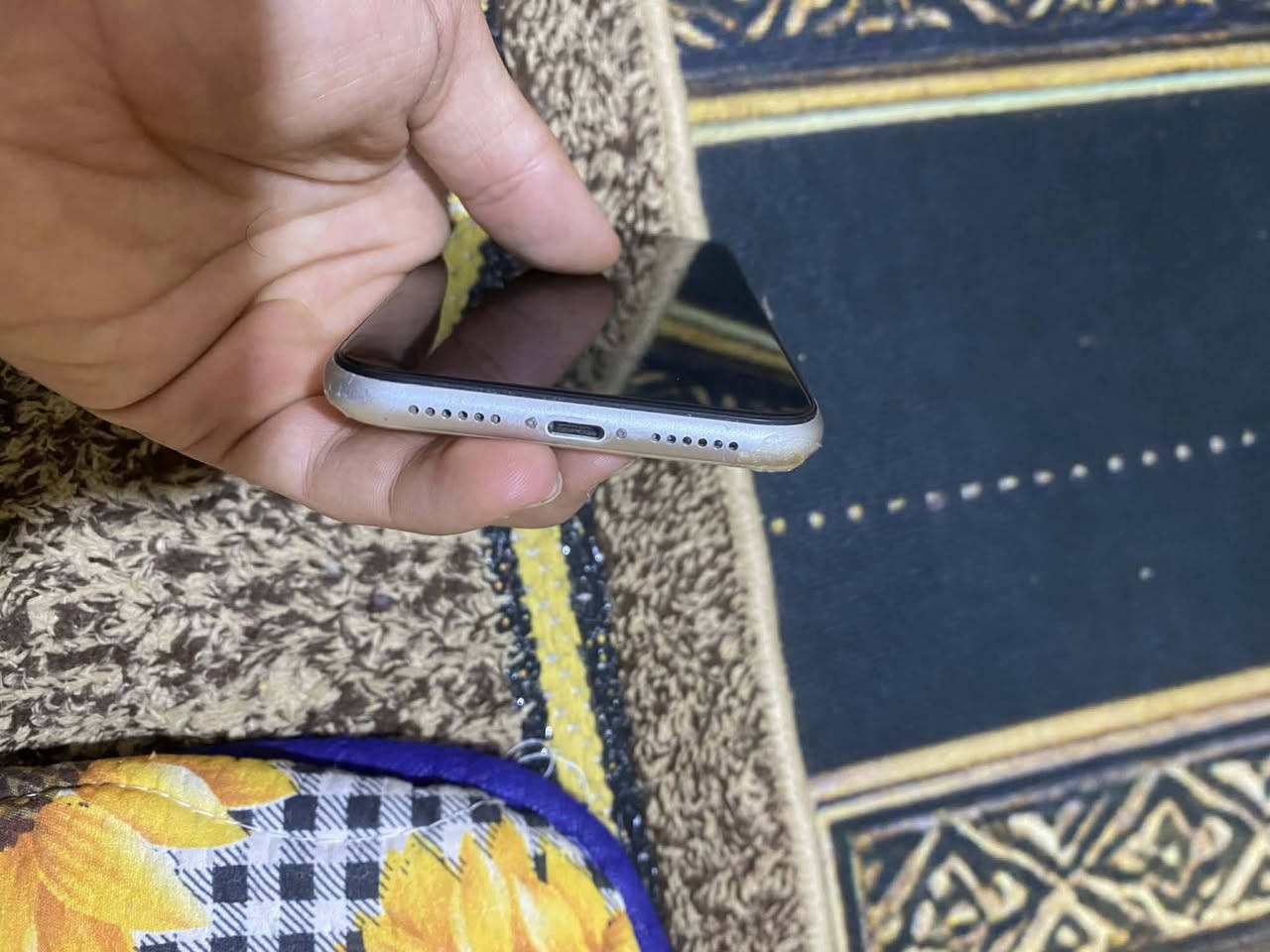 سلام عليكم آيفون ١١العادي ذاكرته ١٢٨جهاز يخبل شحن مخابره مبدله بطاريته وضهره بس الباقي كفاله مكاني بصره للتصال ***********وبيه وتساب
