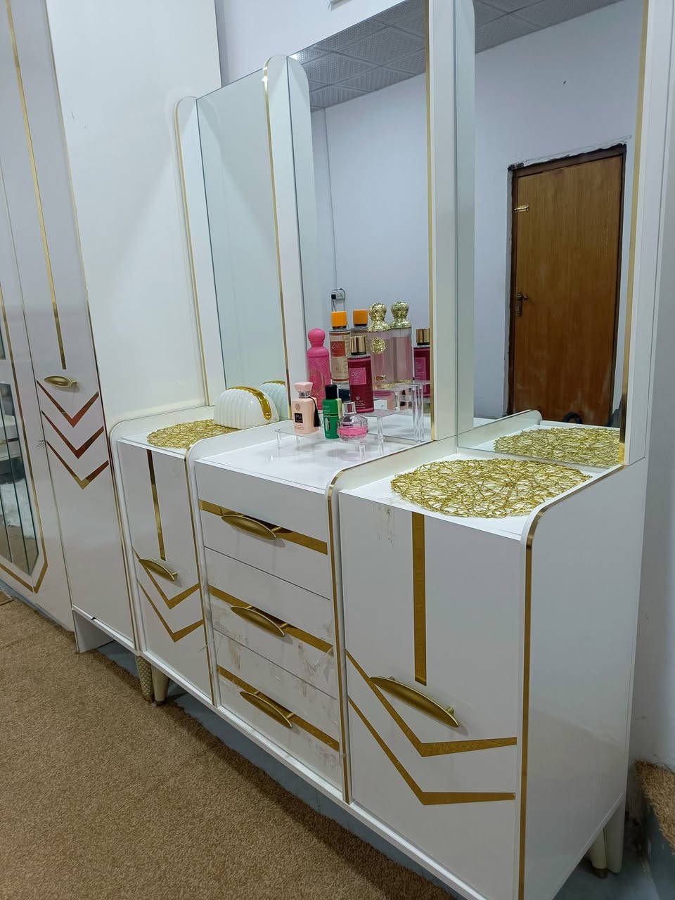 غرفه تركي الاصلي مشتريها مليون ٧٠٠ هسه أريده مليون بيه مجال قليل
