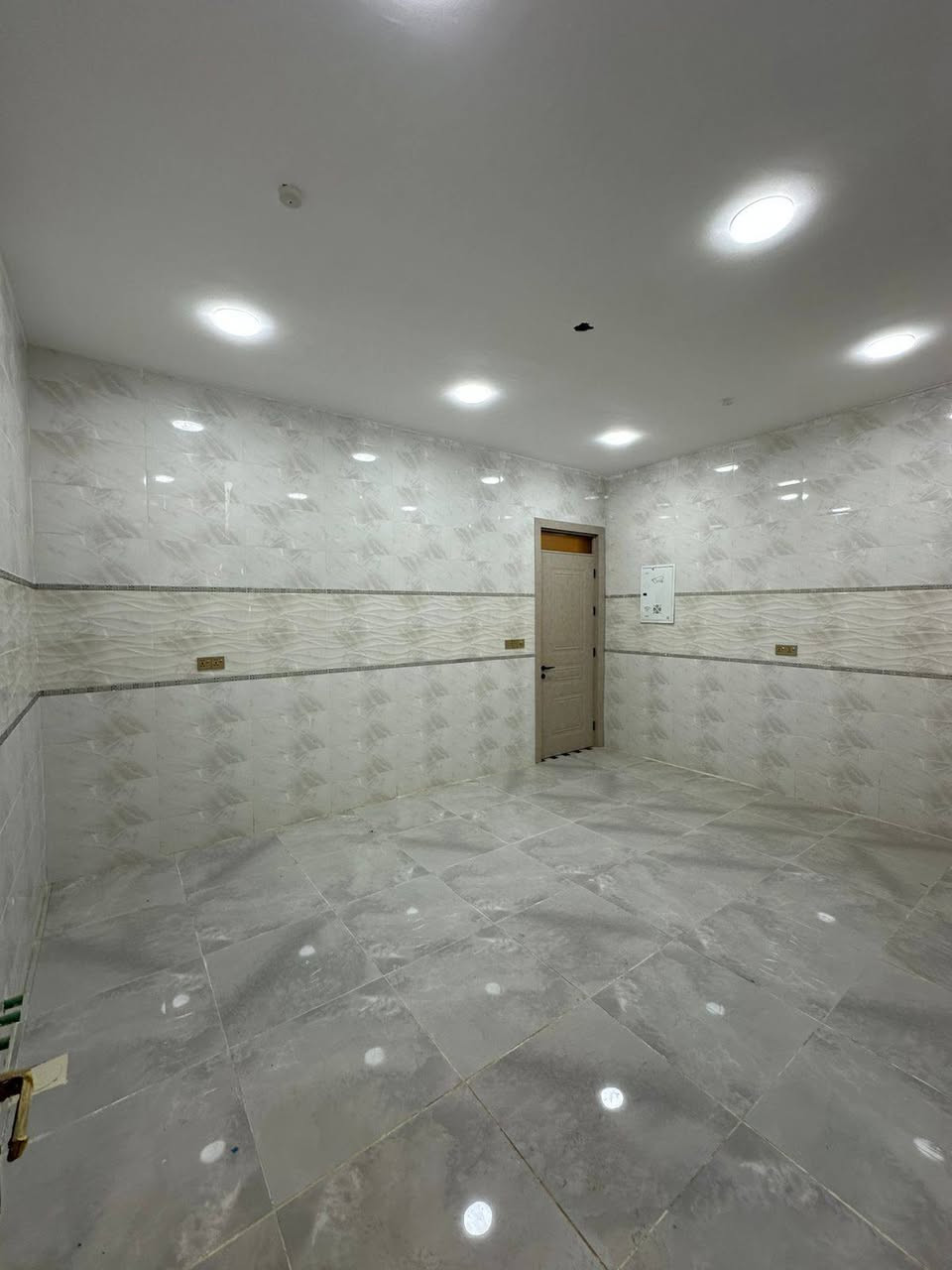 اللهم صلى على محمد وال محمد 
دار للبيع مساحة 200م 
كوت جمعية النفط التعاوني المجمع الثالث
نزلة اعدادية الكوت المهنيه يبعد عن شارع بغداد 
100م عرض الشارع 17م شارع رئيسي ليس فرعي 
غرفتين وهول مطبخ وصالة وصحيات داخلية وخارجية 
بناء حديث غير مسكون طابو زراعي قابل للتطويب 
الاستفسار اتصال او واتساب 
***********
مكتب عقارات دار واسط 
ملاحظة نستقبل جميع العروض 
في محافظة واسط
