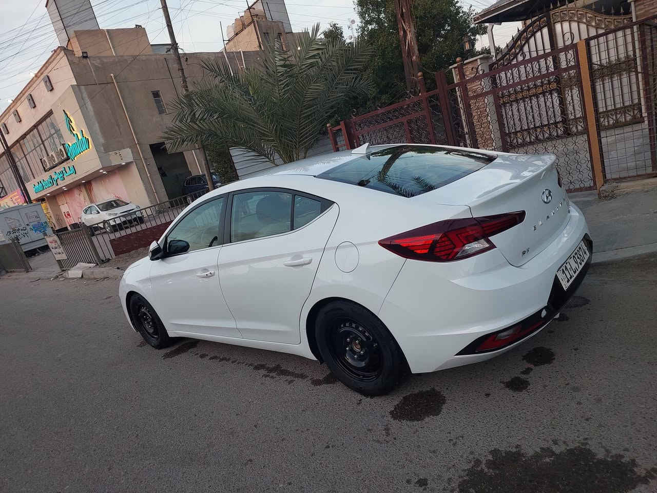 🌸النترا لمتددELANTRA1 فول امريكي
حادثها بدون ايرباك بدون دواخل 
طخه بسيطه بلجنطه او طخه بل باب الوره السايق معدل بارد

🌸مواصفات لمتد يعني فول عدا الفتحه 

🌸السعر 140$ اوبيها مجال 

🌸بصمة  + بصمة أبواب بصمة صندوق + ترحيب

🌸رادارات جانبيه وخلفي وامامي (تحديد المسار)

🌸نقطة عمياء +اشاير بالمرآه الجانبيه

🌸قيادة ذاتية + قيادة ثلاث وضعيات 

🌸لدات لايت أمامي لايت امامي 4 عدسات زنون 

🌸بك لايت ليد

🌸فول تحكم جهتين استيرن 

🌸دشبول ملون شاشة اعطال ملونه

🌸كشنات كهرباء + جلد + تدفئه كشنات امامي وخلفي

🌸صندوق ذكي

🌸 تحديد مسار 

🌸اشاير مري مانع انزلاق 

🌸ترحيب عند الاقتراب أضواء

🌸شحن وايرليس لاسلكلي للموبايل

🌸شاشة كبيرة  8 انج + GPS+ بوصله + كامره خلفية دواره

🌸منضومة تبريد جديده 

🌸محرك 2000. دوووش المرغوب

🌸السياره بأسمي رقم بغداد 

🌸سستم صوت 9 سماعات دمام امامي خلفي  

🌸وباقي المواصفات معروفه 

🌸 مكان السيارة بغداد الغزالية  

🌸***********

🌸***********
