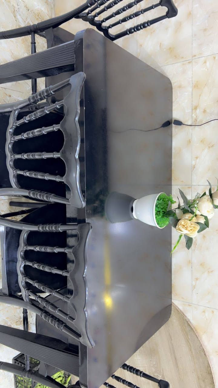 ميز طعام نظيف 6 كراسي. ثكيل قليل الأستخدام
السعر 100
***********
