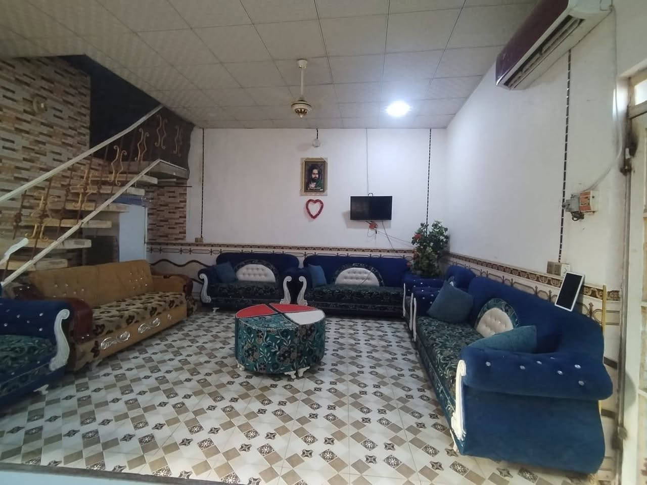 بيت  للبيع طابقين مساحته (150) زراعي سند 25
الطابق الأرضي بي صاله ومطبخ مفتوح ع صاله واستقبال وحمامات خارجية وداخلية ومنور
الطابق الثاني 3 غرف وممر بينهن وحمامات وسطح العنوان قريب ع النفوس القديمه 
 اي استفسار.  الاتصال ع هذا الرقم***********
