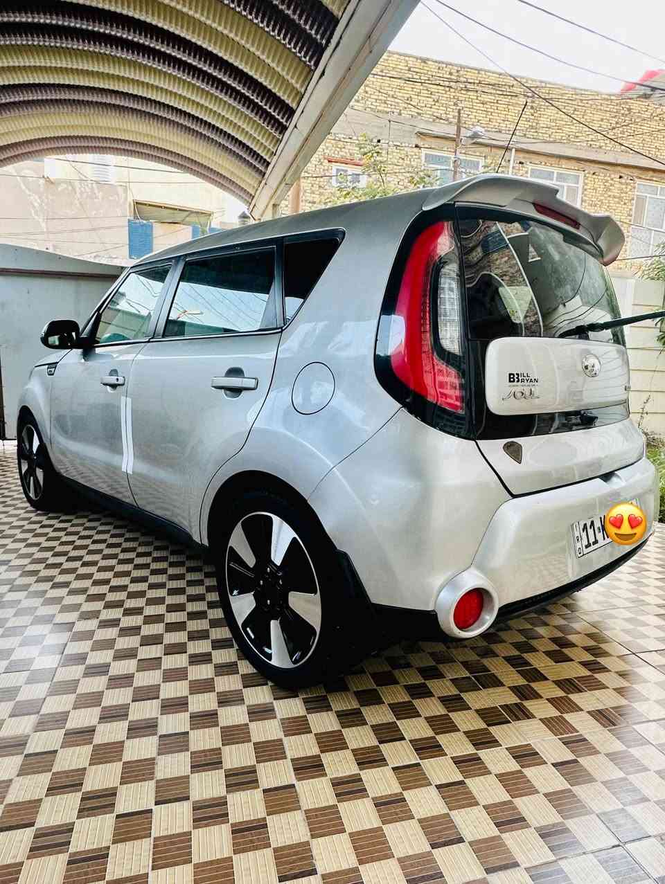 السلام عليكم
كيا صول 2014 رقم بغداد بأسمي

حادثه بنيد وجاملغ

وحاليا بيه قطع صبغ ابيع حزام علمود ما اتعبك

السياره فول الفول للاخير بانوراما /كشن جلد/ كشن كهرباء

ويل كب كروم مع تخم تاير /شاشه جبيره /لد خلفي
مكينه 2000 

السياره جاهزه من كلشي 

السعر 98 وبيه مجال

مكان السياره بابل/ مركز المدينه

***********
