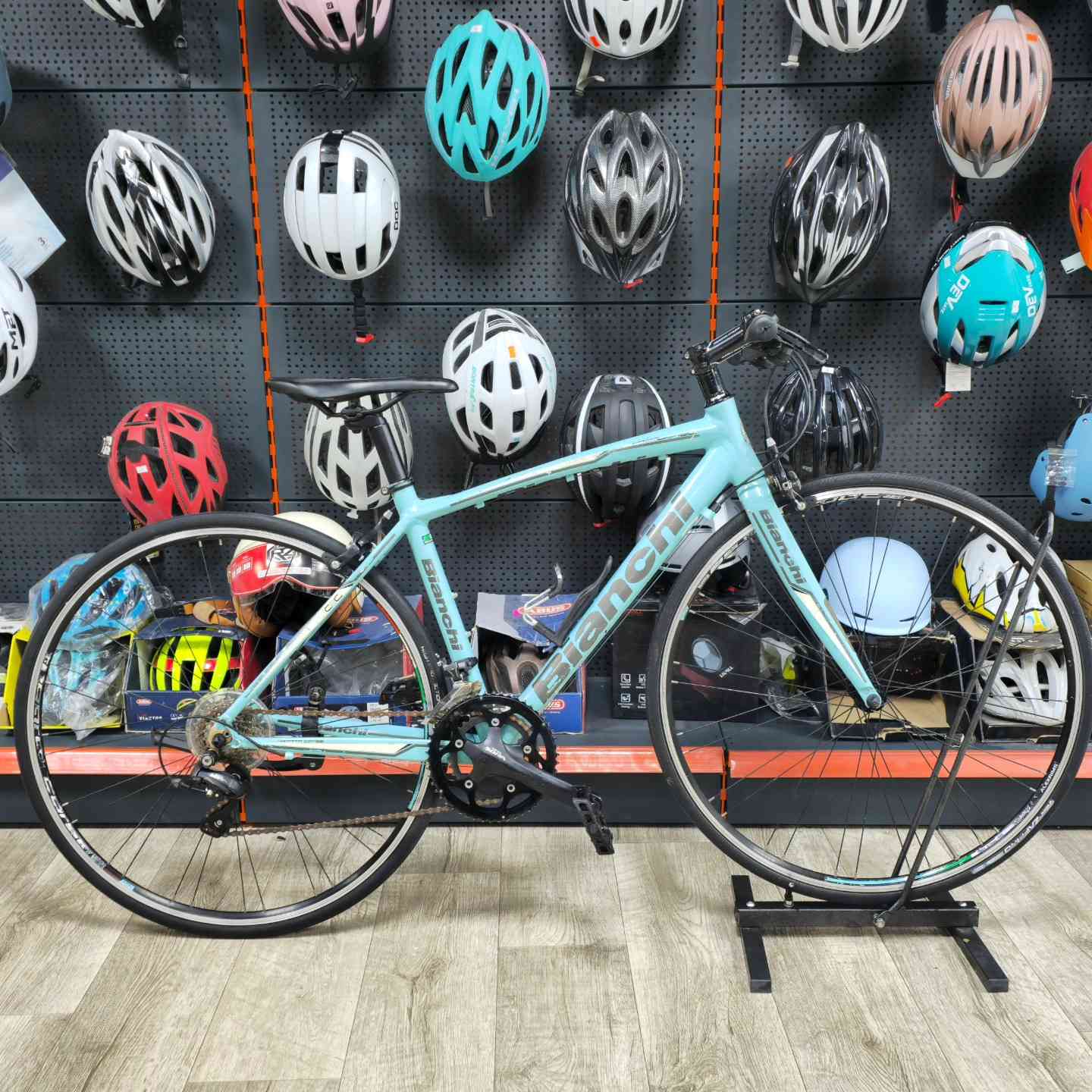 🎥 دراجات هجينة متوفرة داخل المعرض 🚴‍♂️🔥

مجموعة مميزة من الدراجات الهجينة من أشهر الماركات العالمية مثل:
Giant – Trek – Cannondale – Bianchi وغيرها من الخيارات القوية 👌

اختيارات متنوعة تناسب الاستخدام اليومي وتجمع بين الراحة والأداء 

📍 الخدمات المتوفّرة:
خدمة توصيل متوفّرة لجميع المناطق
إمكانية الشراء بالأقساط لحاملي بطاقة كي كارد – مصرف الرافدين

🕓 أوقات الدوام:
من الساعة 4:00 عصراً إلى 11:00 مساءً

📍 الموقع:
معرض دكتور بايسكل
بغداد – السيدية – شارع ٤٠ (الاطفاء) قرب مطعم SunCity

#دراجات_هجينة
#Giant
#Trek
#Cannondale
#دكتور_بايسكل


**إذا كنت صاحب هذا الإعلان وتريد حذفه لأي سبب، رجاءا أرسل رسالة إلى الدعم الفني**