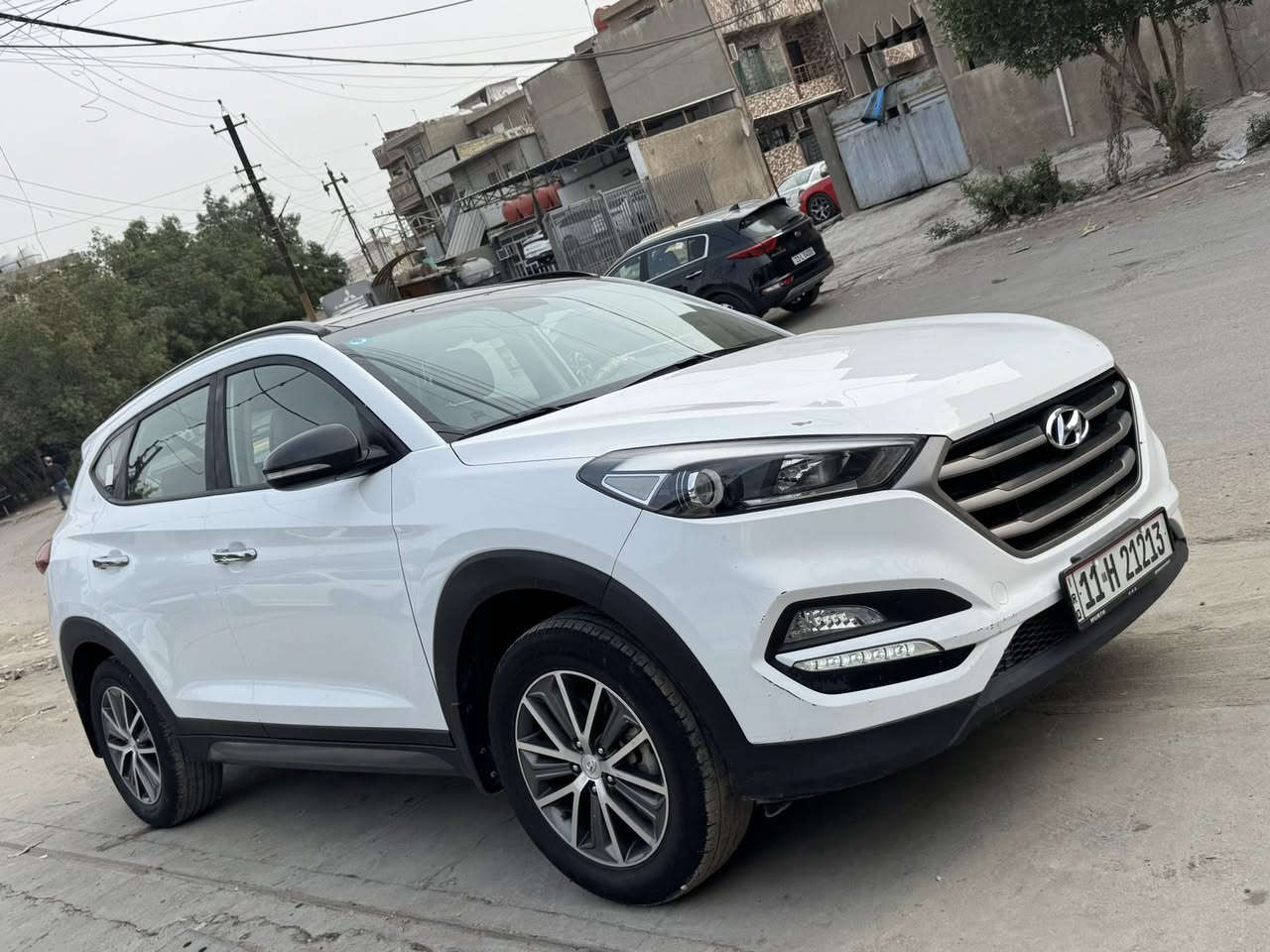 السلام عليكم 
توسان خليجي للبيع 
⚔️ الموديل 2017
⚔️الون ابيض 
⚔️بيه جاملغ عكس السائق صبغ ودعاميه خلفيه وتعال افحص واخذ سونر افظل اني مماخذله سونر 
⚔️محرك 2000دوش بحاله جيده
⚔️كير اوتو ماتيك تبترونك 
⚔️بانوراما طكتين
⚔️مري كهرباء وشفط واشاير بل مري
⚔️اربعا ويل كب 🛞🛞
⚔️بلوجكتور لد 
⚔️بصمه تشغيل 
⚔️تحكم ستيرن جهتين 
⚔️شباك نيكل 
⚔️شاشه اندر ويد لمس🖥️🖥️
⚔️تبريد خير من الله ❄️❄️
⚔️داخل صحراوي مغلف جلد 
⚔️حساسات خلفيه 
⚔️سبير منازل 🛞🛞
⚔️حاليه رقم انكليزي وسنويه الى 2030 وهزه بشهر 1 تسقط
⚔️السياره ماشيه 108 الف كم حاليه وقابله للزياده 
⚔️رقم بغداد انكليزي حاليه سنويه جديده 
⚔️ملاحظه من اشتريت السياره صاحبه كلبي بيه فقط جاملغ 🔚عكس السائق صبغ ودعاميه خلفيه اني ممسويله سونر 
🔚العنوان الغديرساحة ميسلون 
💵💵السعر 178ورقه وقرقه وقابل للتفاوض 
📞📞رقم الهاتف ***********
