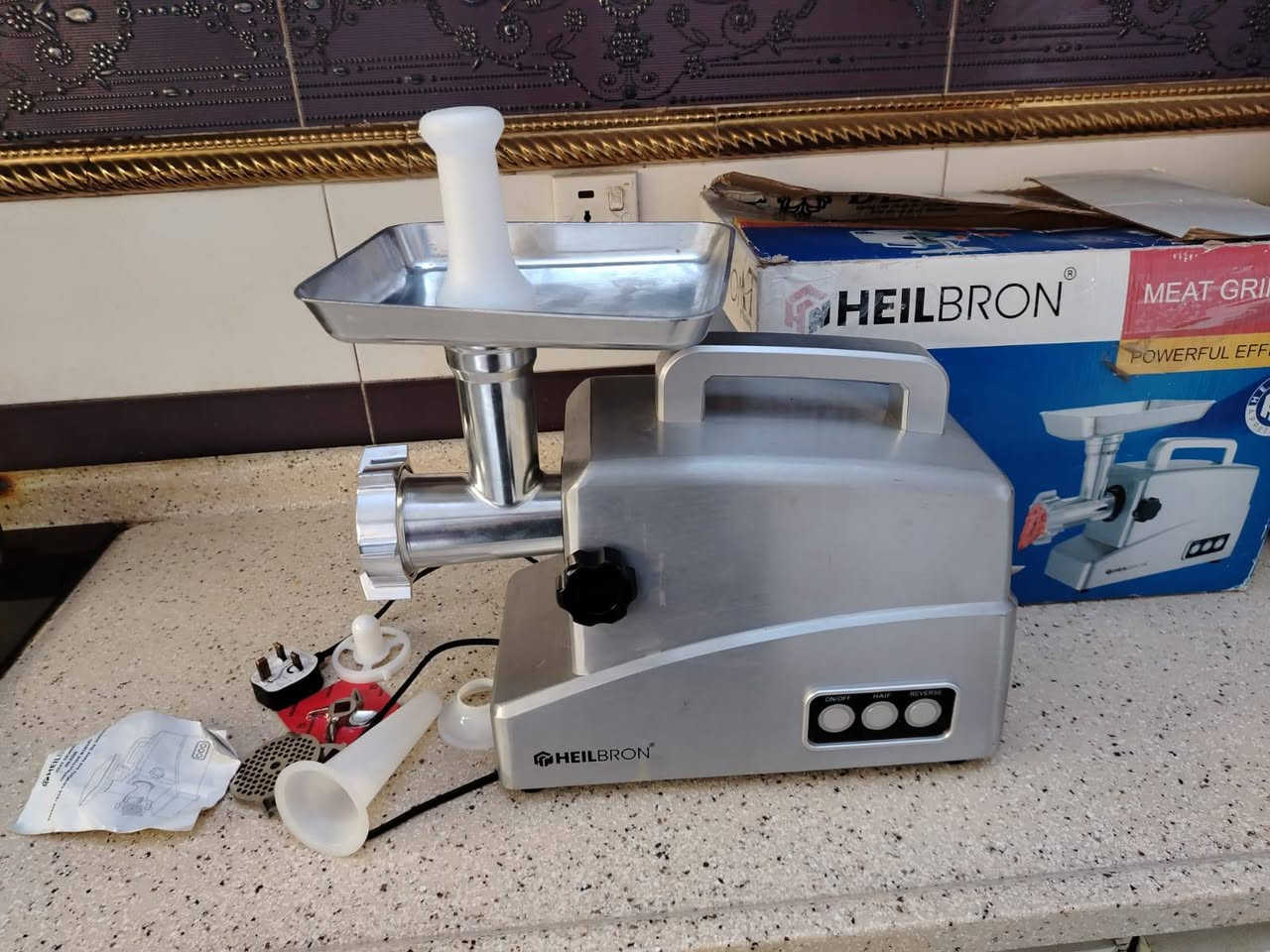 من رخصت الادمن مفرمة لحم من شركة Heilbron تتميز بمحرك قوي بقدرة 3000 واط.الجهاز مصمم بهيكل حديدي متين ويحتوي على تروس (دشالي) حديدية داخلية وخارجية لضمان القوة والتحمل.تستخدم لفرم اللحوم بأنواعها، بالإضافة إلى ملحقات لتحضير الكبة والنقانق. للاتصال ***********
