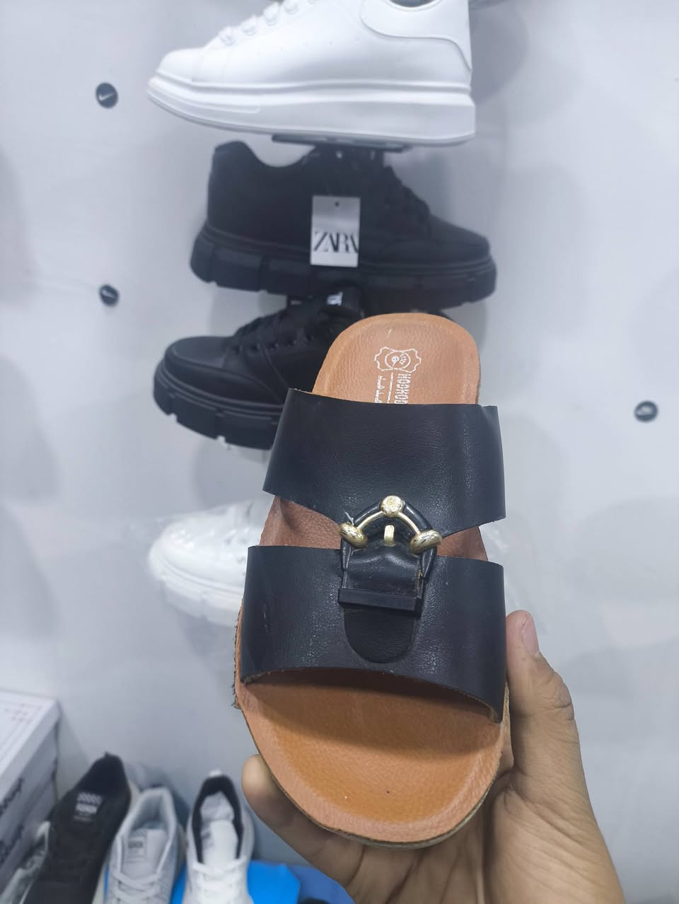 السلام عليكم شحاطات ولادي شبابي صنع ايراني قياسات 37/40 شلعه وحده تصفيه مال محل يعني يجي الالوان ما محدد كل لون كم قطعه يجي عشوائي هوة والقياسات لن بايع كم قطعه اني هسه الي بقن تقريباً 65 قطعه اذا تشتري شلعه كل القطع سعر القطعه 2.500 
للاستفسار ***********
