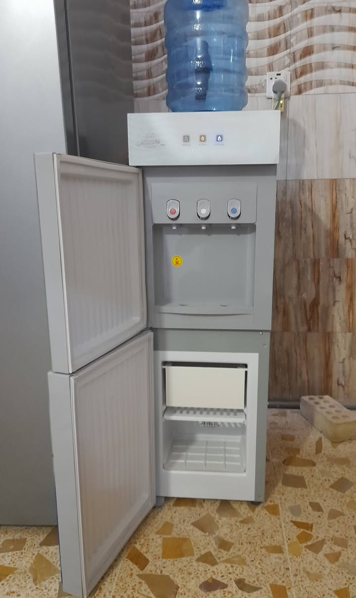 براد ماء ثلاث حنفيات حار بارد مع ثلاجة وفريز للبيع ممتاز جدآ ماركة كهرمانة مع ضمان سنتن السعر ١٤٠ الف للاتصال على الرقم ***********
