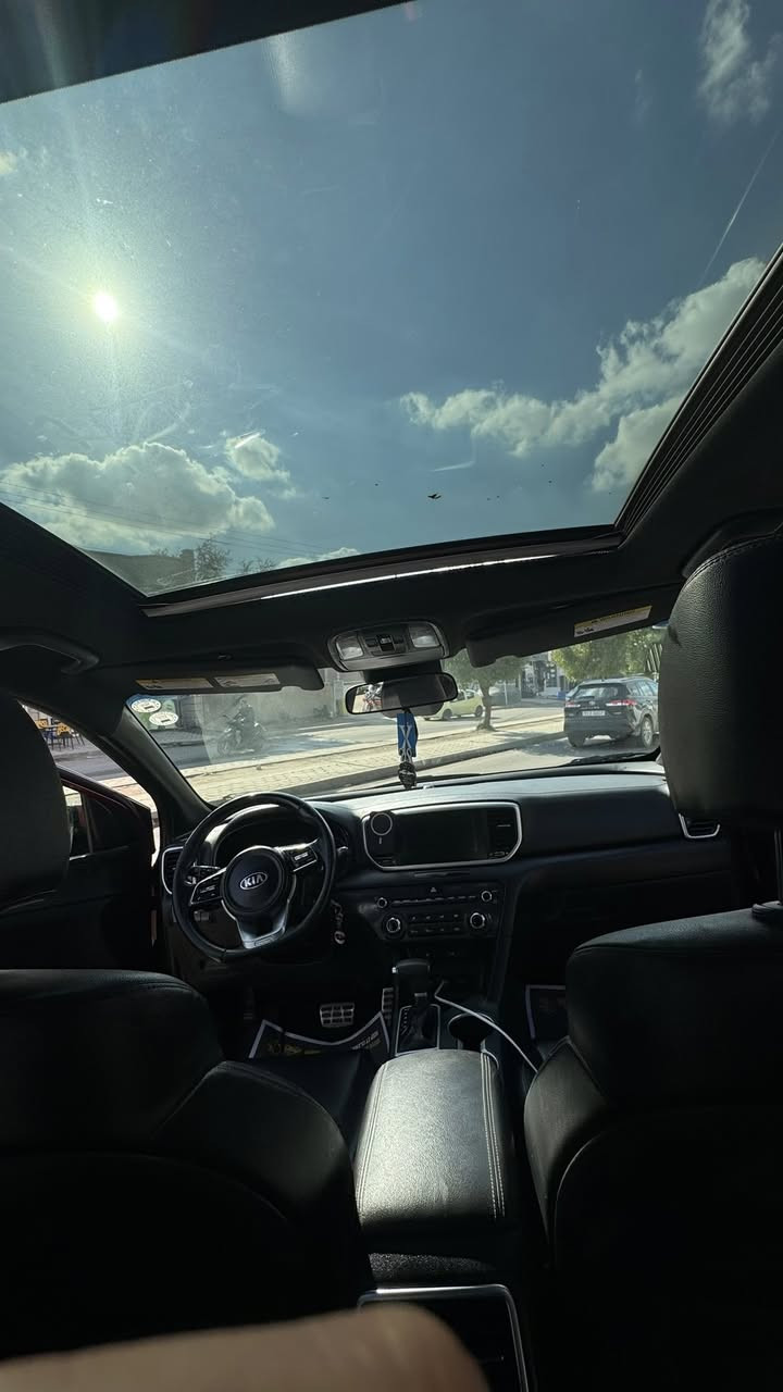 سلام عليكم 
سبورتج دم الغزال موديل 21 
السعر 195 وبيها مجال كلش بسيط 
حادثها جداً خفيف والسونار كدامكم وصور الحادث موجوده فووول مواصفات S  عده البصمه 
ماشيه 70 م تقريباً 
رقم اربيل 
بغداد السيديه - ***********
