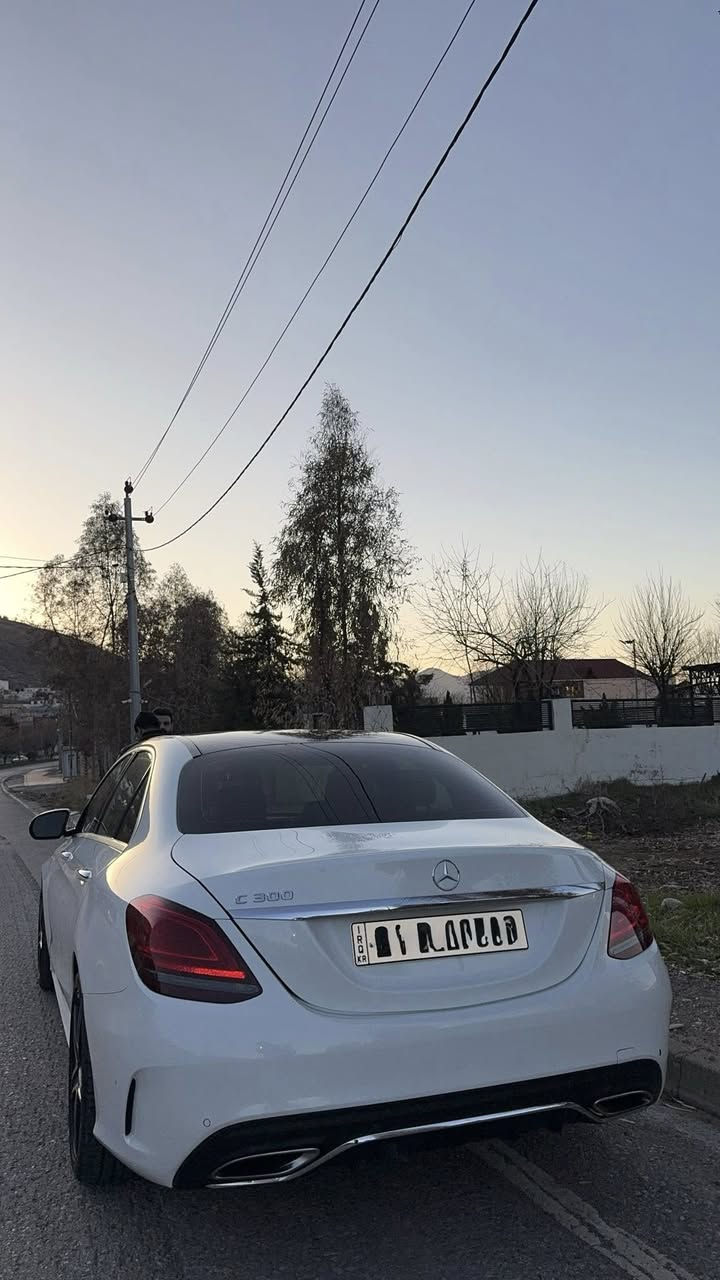 السلام عليكم
ارخص C class بالعراق بهذا الموديل 
C300 amg أصل
فول الفول 1/1 موديل 2019 دفع خلفي المرغوب 
 
صندوك كهرباء ، 5 كامرات ، فول رادارات 
إنارة داخلية 64 لون 
ميموري سيت 
حزام الأمان كهربائي 
دبل ماوس 
7 أنضمة قيادة
 وبعد كلش هواي مواصفات  

(السيارة كلين تايتل وارد أمريكي 
هنا بالعراق صار بيها 4 شخوط خفيفة جداً مامبينات أثر خباثة) 
السيارة ماشية 105ميل+صفر مسج
رقم دهوك السيارة بأسمي تحويل ثاني يوم 
*********** 
السعر 
245$
