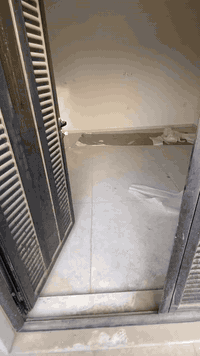 شقة طابق اول معزول باب وحد  مساحة 120 متر
تحتوي على غرفتين نوم

 صالة +مطبخ امريكي مفتوح + مطبخ حار

وصحيات عدد 2 

 ( بناء 2026 ) حديث ممسكون

عنوان عامرية نهاية شارع المنظمة

للاستفسار ***********
