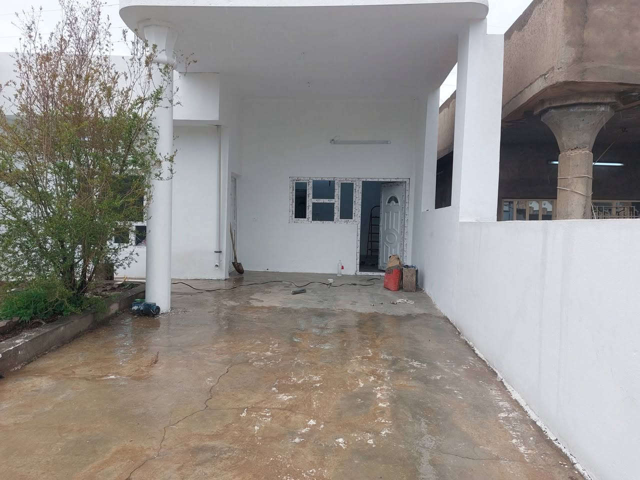 دار للبيع قرب مركز الشباب قريب عالسوق فرع  قيس وشهاب مساحة 200 متر غرفتين نوم هول ومطبخ واستقبال رقم بلديه مو زراعي سعر 52 مليون وبيها مجال للإستفسار اتصال على الرقم ***********
