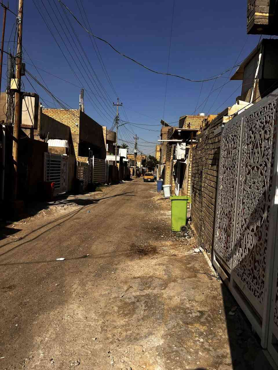 سلام عليكم بيت بزعفرانيه نهايه اربع شوارع شارع ابو العز ابو الكباب صاير بين شارع عبيد وشارع ابو ريسان وحاطلكم الموقع مالته بصور هنا البيت بنائه سندويش بلكامل 100 متر جاهز من كلشي سعره 55 وبي مجال رقم التليفون *********** طابو زراعي
