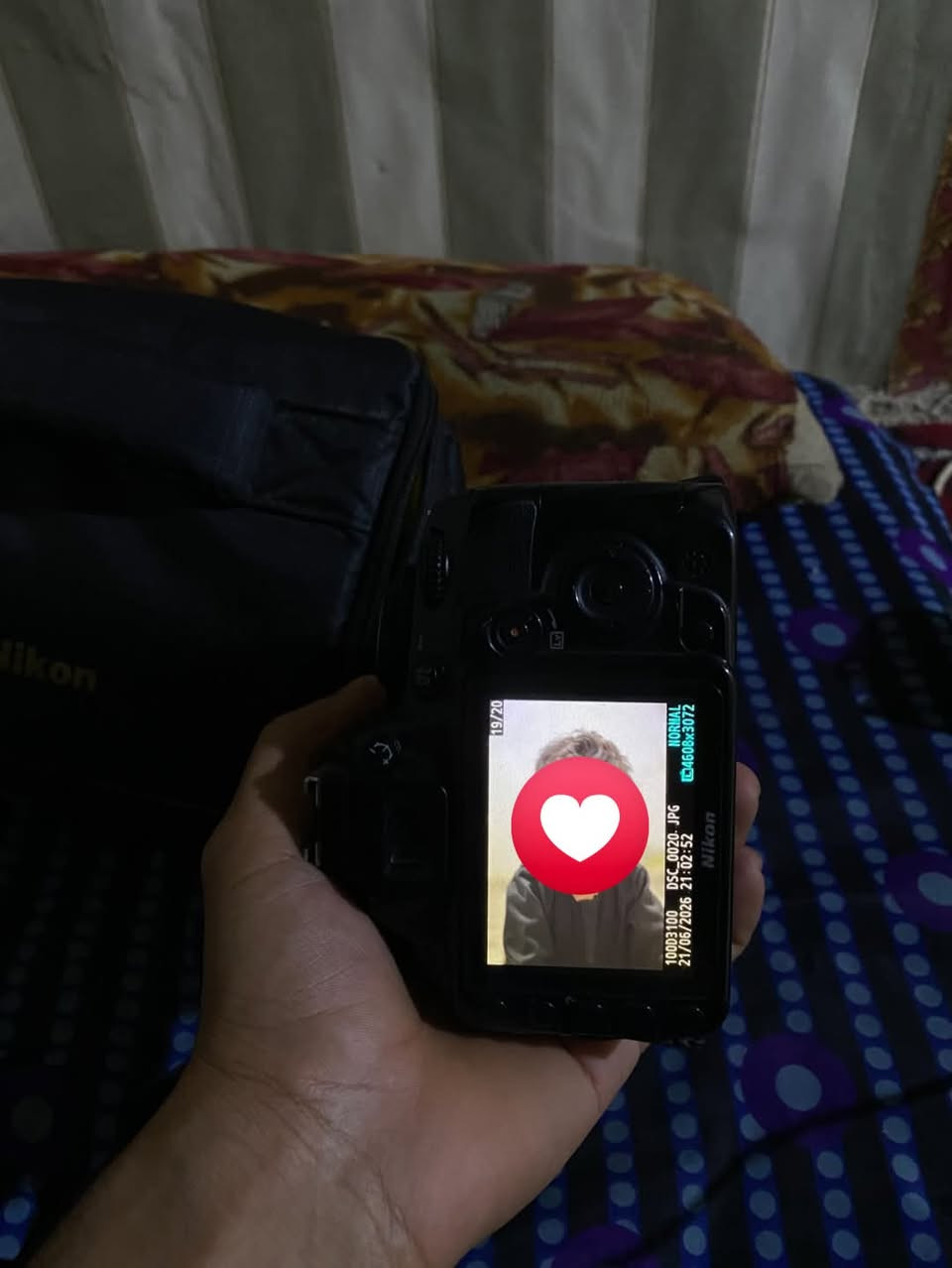كاميره نيكون D3100 كامره راقيه تخبل تصويرها حلو عدستها رياضيه السعر 350وبيها مجال الستفسار ***********
