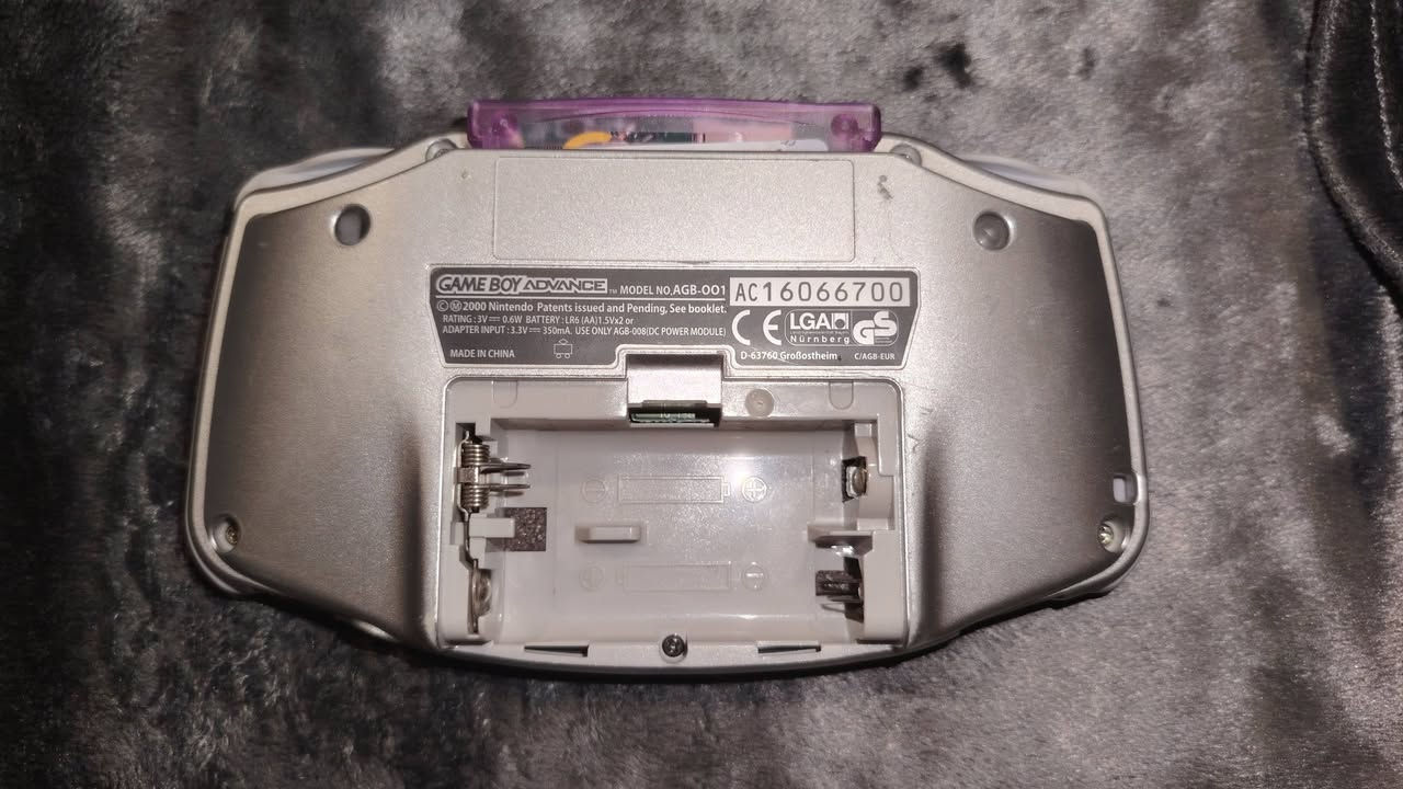 جهاز Nintendo Game Boy Advance لون سلفر بحالة جيدة ✨
الجهاز بيه نقص قبق البطاريات مثل ما مبين بالصور، والكلاس (واجهة الشاشة) بيه تشخيطات 
🎮 يشغل:
• ألعاب Game Boy الأورجنال
• ألعاب Game Boy Color
• ألعاب Game Boy Advance
ويجي وياه:
• FlashbaCart Plus+
• ميموري  4GB
✨ مناسب لعشاق الألعاب الكلاسيكية والريترو
📦 يوجد توصيل
💰 السعر: 65.000دينار عراقي


**إذا كنت صاحب هذا الإعلان وتريد حذفه لأي سبب، رجاءا أرسل رسالة إلى الدعم الفني**