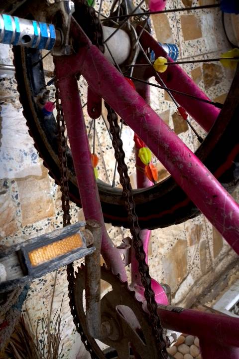 بايسكل أطفال لون وردي بحالة جيدة. يتميز بتصميم جذاب وعجلات متعددة الألوان مع زخرفات. مقعد مريح وعامود قيادة مزود بلوحة رقمية لإضافة لمسة فريدة. مناسب للمغامرات اليومية واللعب في الحديقة.