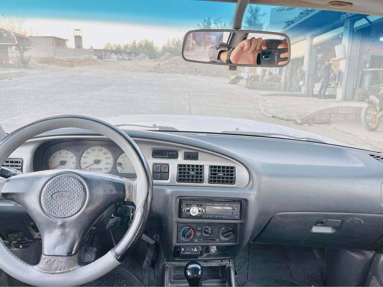 فۆرد مۆدێل ٢٠٠٥ تاک ئەکسل مەکینە بەنزین کراوە بە غاز کتاب موزایدە ئاڕم ڕانیە دوو پارچە بۆیاغی هەیە کێڕو مەکینەو ئەکسل بەشەرت سەیارەکە زۆر تندو تۆڵە ٤ تایەی لۆکی لە ژێرە 
نرخ ٣٦ محامەلەیەکی کەم موشتەری تێل بکە *********** وەتس ئەپو ڤایبەری لەسەرە شوێن سلێمانی
