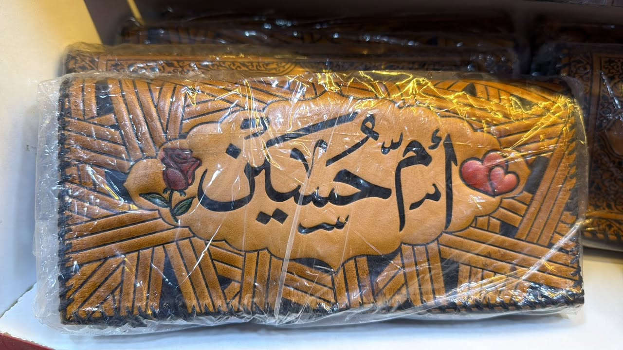 ⸻

✨ لأنكِ تستحقين التميّز ✨
محفظة نسائية جلد فاخر تجمع بين الأناقة والجودة 🌷
تصميم عملي وعصري يناسب كل الأذواق 💼

💖 الميزة الأجمل؟
نطبع اسمك أو اسم من تحبين على المحفظة
لتكون قطعة خاصة… أو هدية لا تُنسى 🎁

✔️ جلد ناعم عالي الجودة
✔️ ألوان راقية تناسب كل الإطلالات
✔️ طباعة اسم ثابتة وأنيقة
✔️ مثالية للاستخدام اليومي أو الإهداء

📍 اسم المكتبة: مكتبة الولاية
📍 العنوان: كوت – حي جهاد – نهاية شارع بيت صبر
📞 رقم الهاتف: ***********

✨ اختاري الأناقة… واكتبي اسمك عليها
للطلب والاستفسار تفضّلي بزيارتنا أو الاتصال بنا 💌
