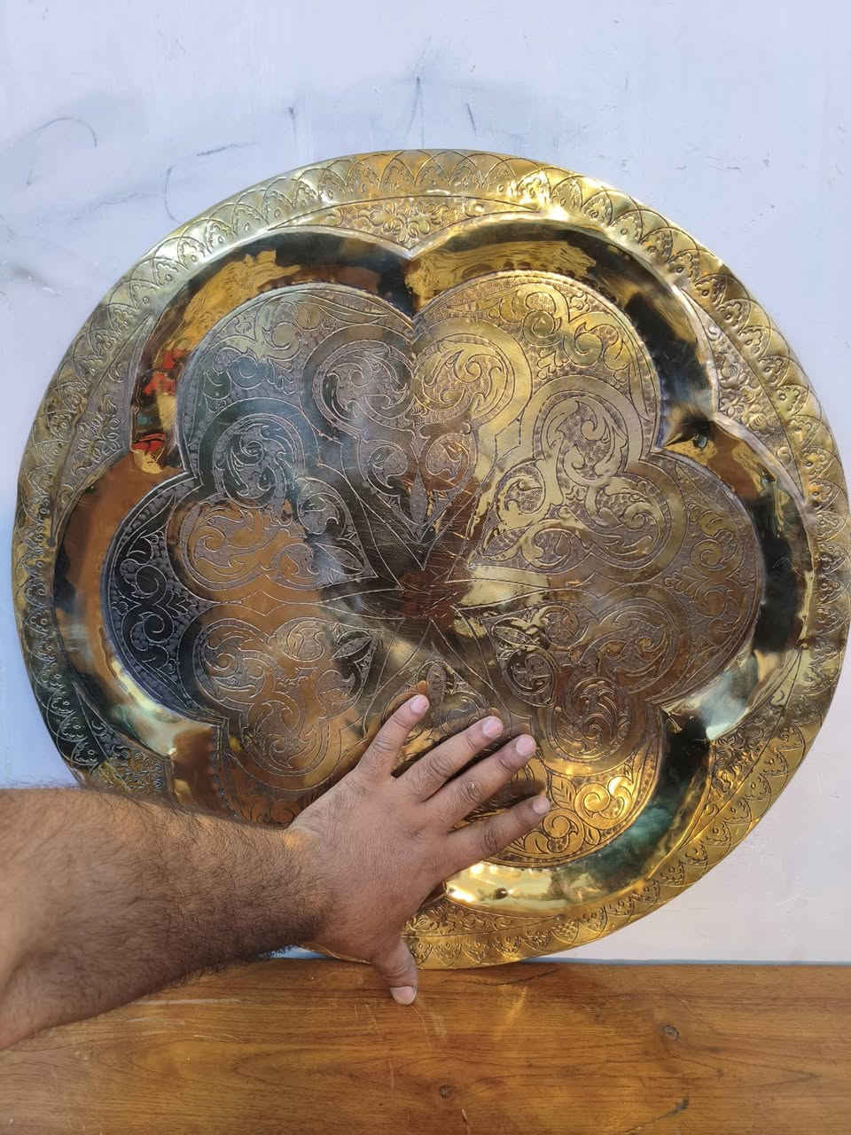 صينيه نحاس منقوشه عمل يدوي القطر ٦٠ سانتيم مكاني بغداد *********** يوجد توصيل

